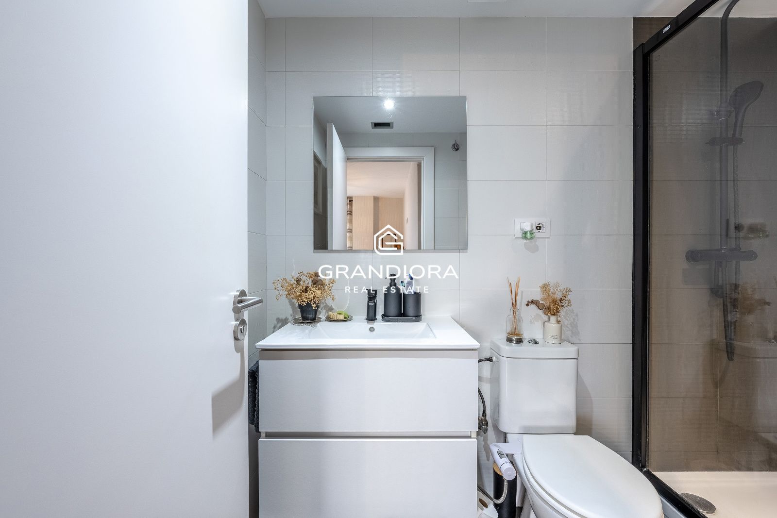 Exclusiva planta baja en frente de la playa con gran terraza privada y piscina comunitaria - Imagen 35