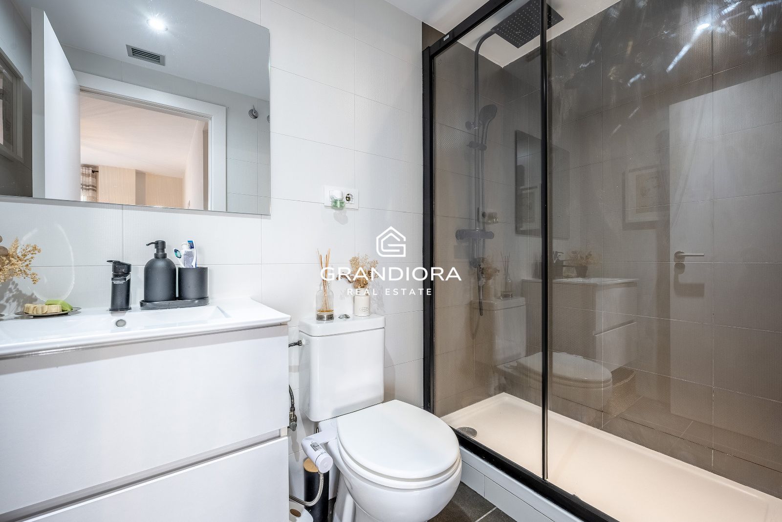 Exclusiva planta baja en frente de la playa con gran terraza privada y piscina comunitaria - Imagen 36