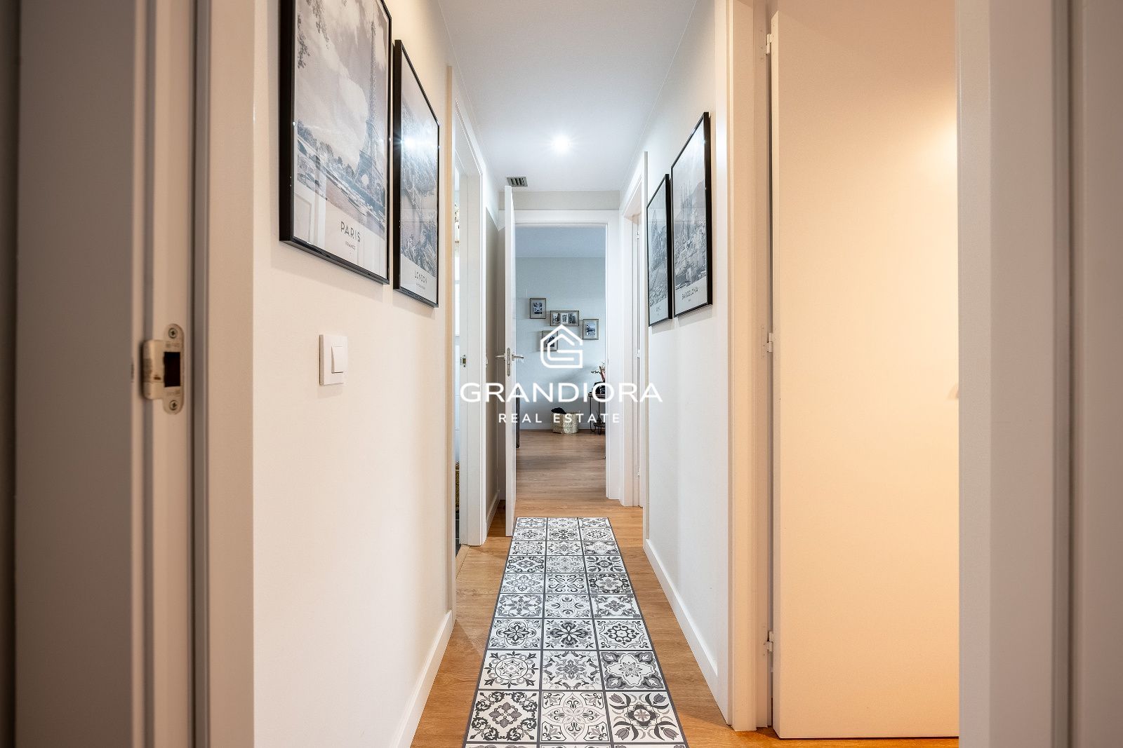 Exclusiva planta baja en frente de la playa con gran terraza privada y piscina comunitaria - Imagen 26