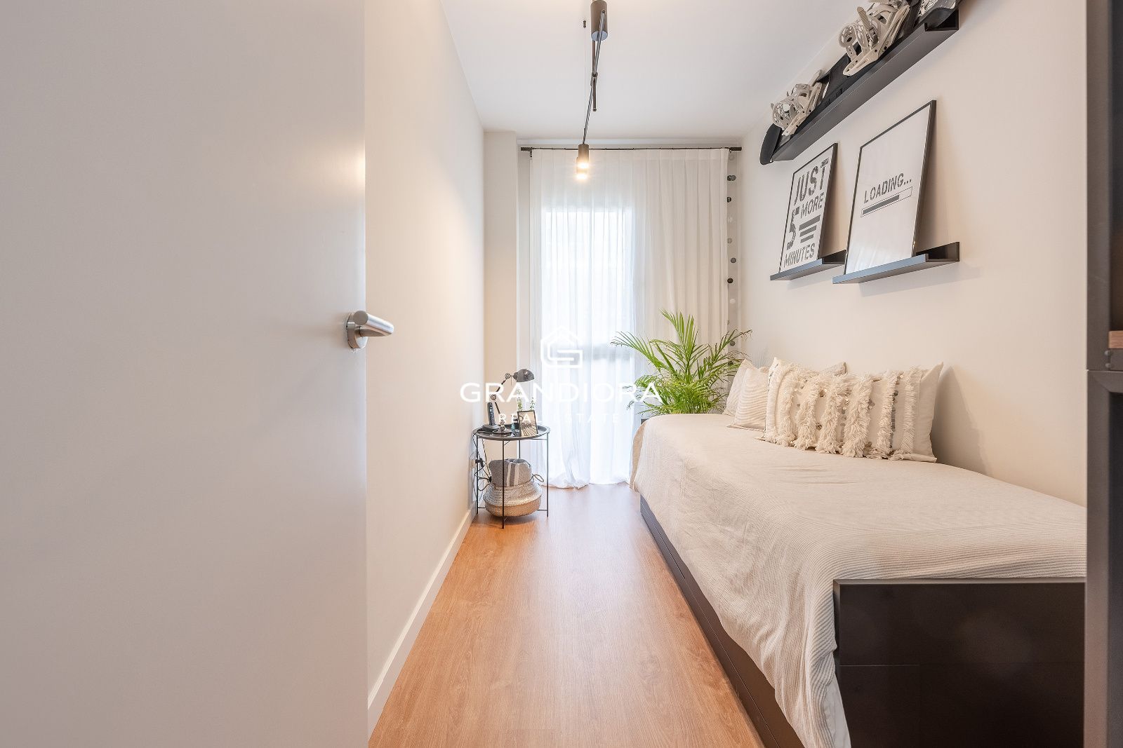 Exclusiva planta baja en frente de la playa con gran terraza privada y piscina comunitaria - Imagen 42