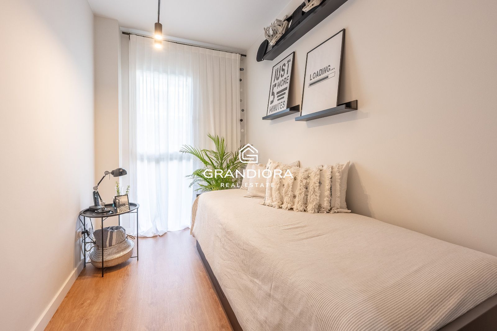 Exclusiva planta baja en frente de la playa con gran terraza privada y piscina comunitaria - Imagen 43