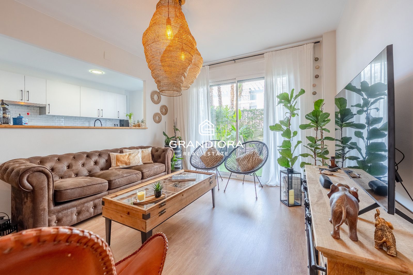 Exclusiva planta baja en frente de la playa con gran terraza privada y piscina comunitaria - Imagen 11