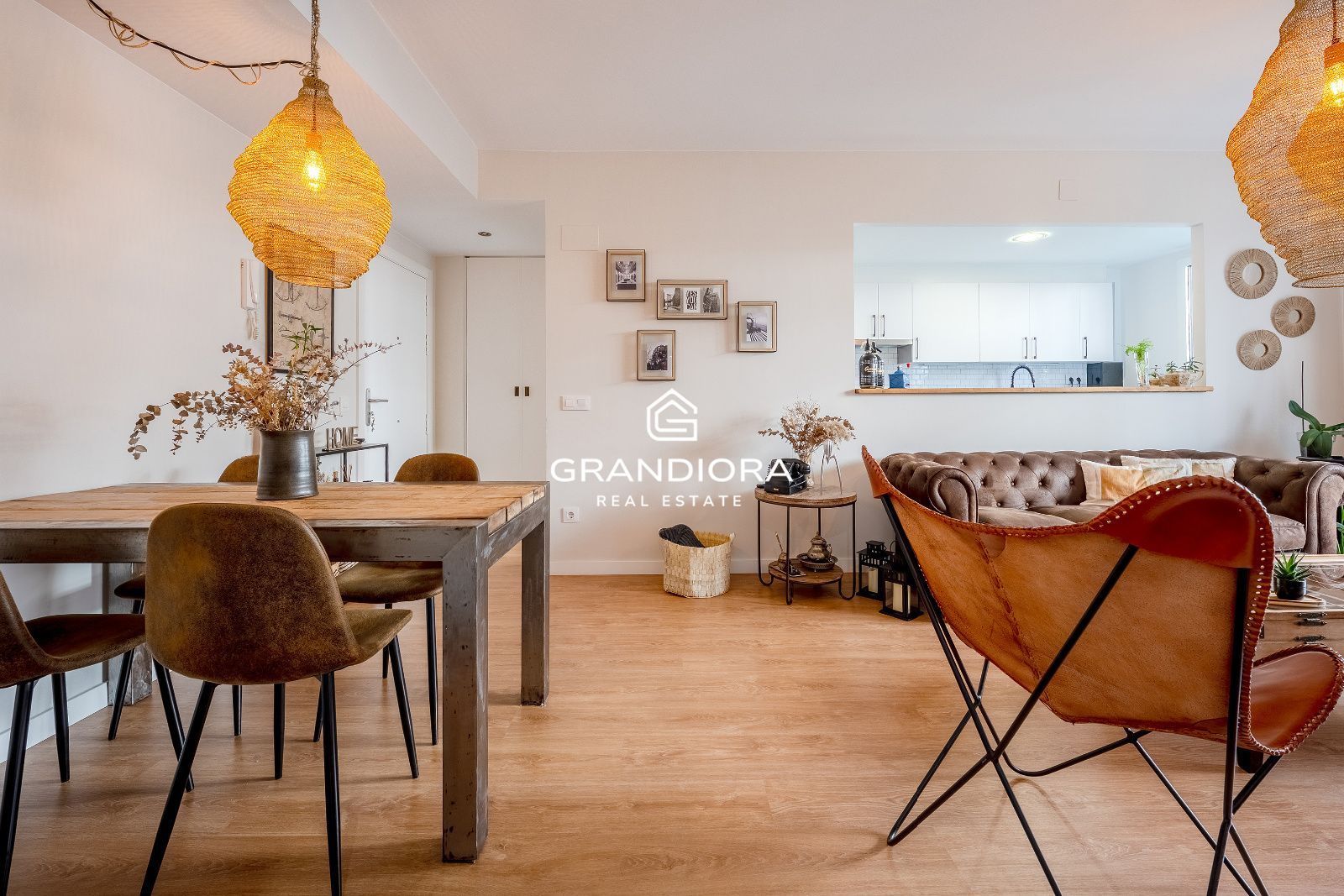 Exclusiva planta baja en frente de la playa con gran terraza privada y piscina comunitaria - Imagen 12
