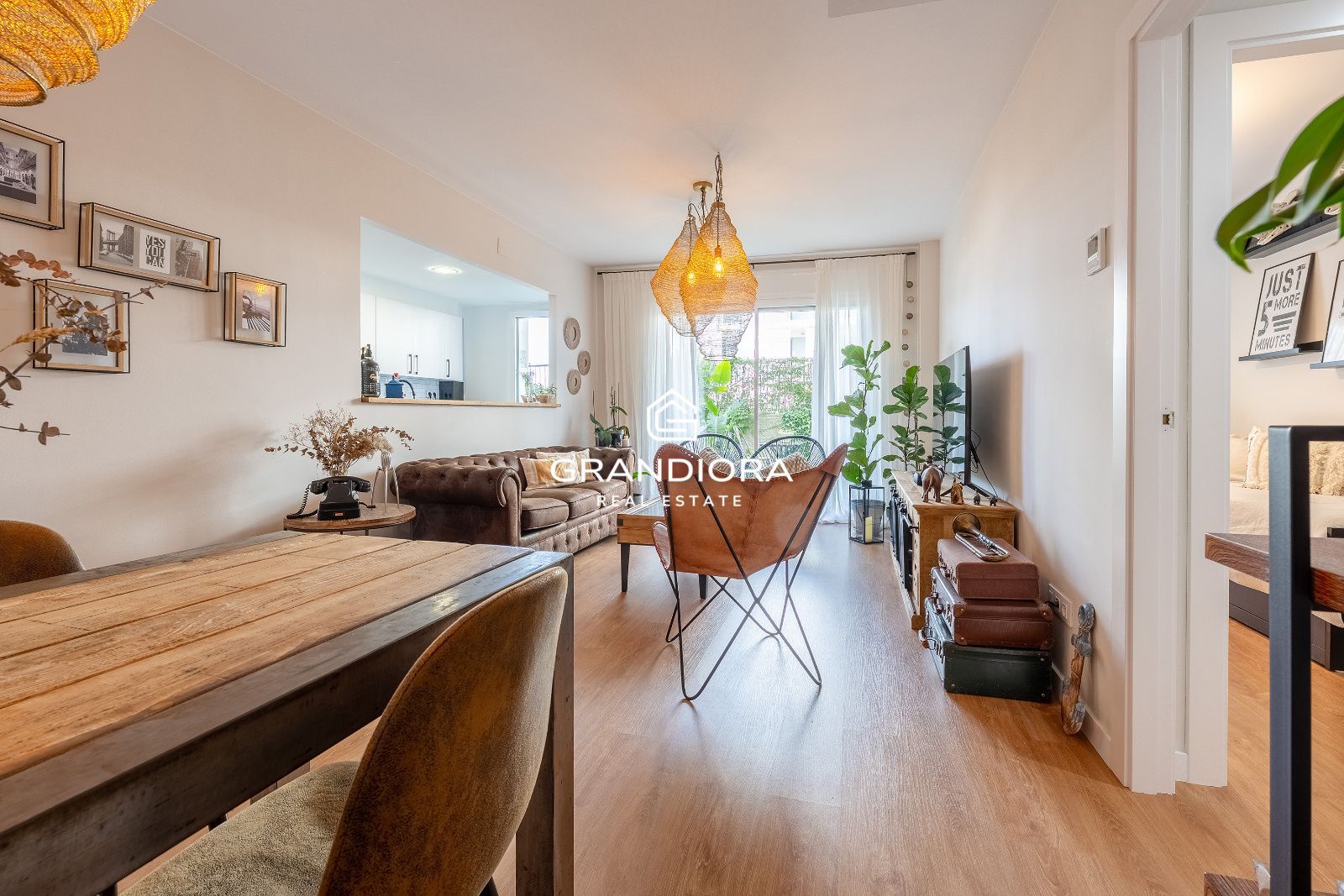 Exclusiva planta baja en frente de la playa con gran terraza privada y piscina comunitaria - Imagen 13