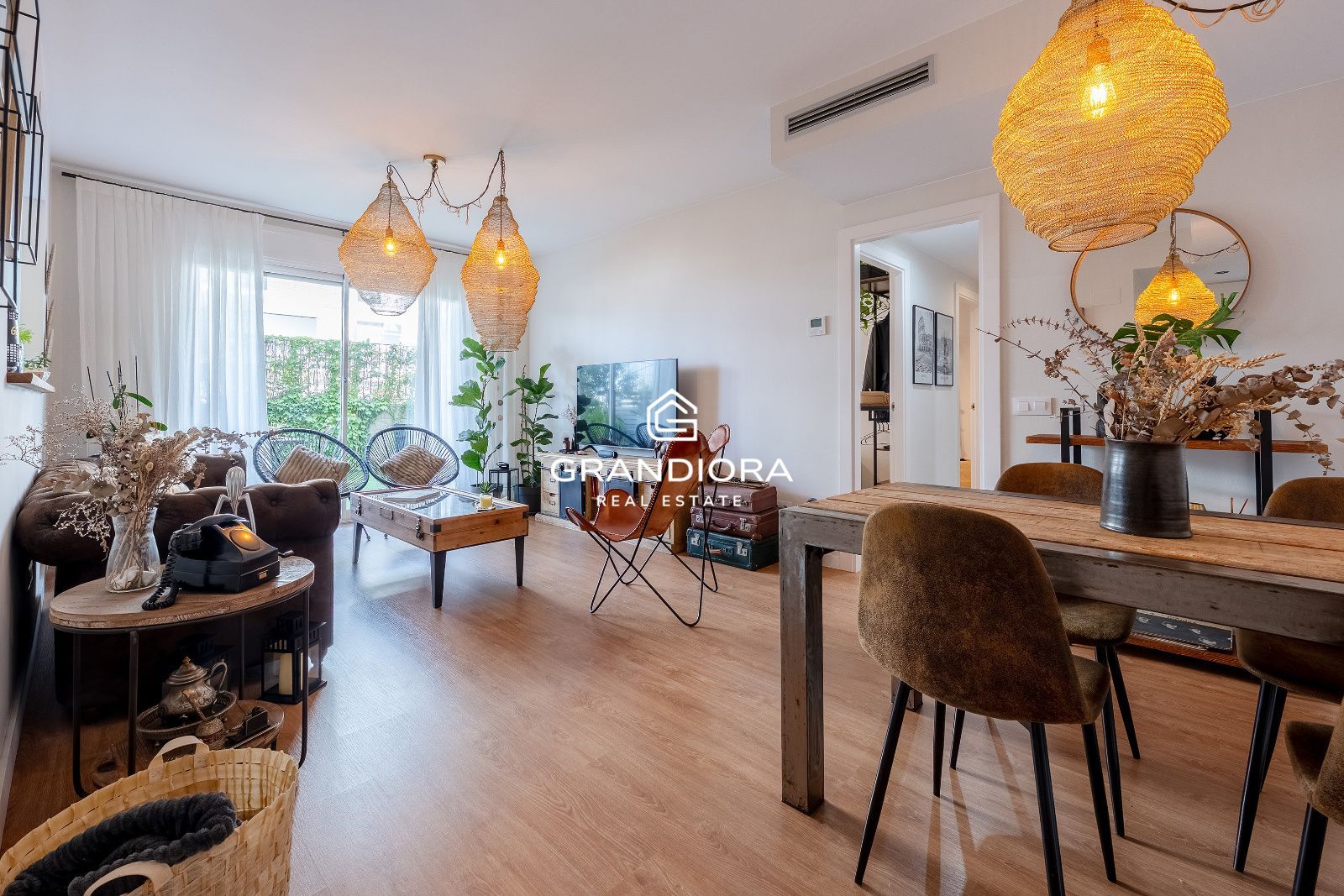Exclusiva planta baja en frente de la playa con gran terraza privada y piscina comunitaria - Imagen 16