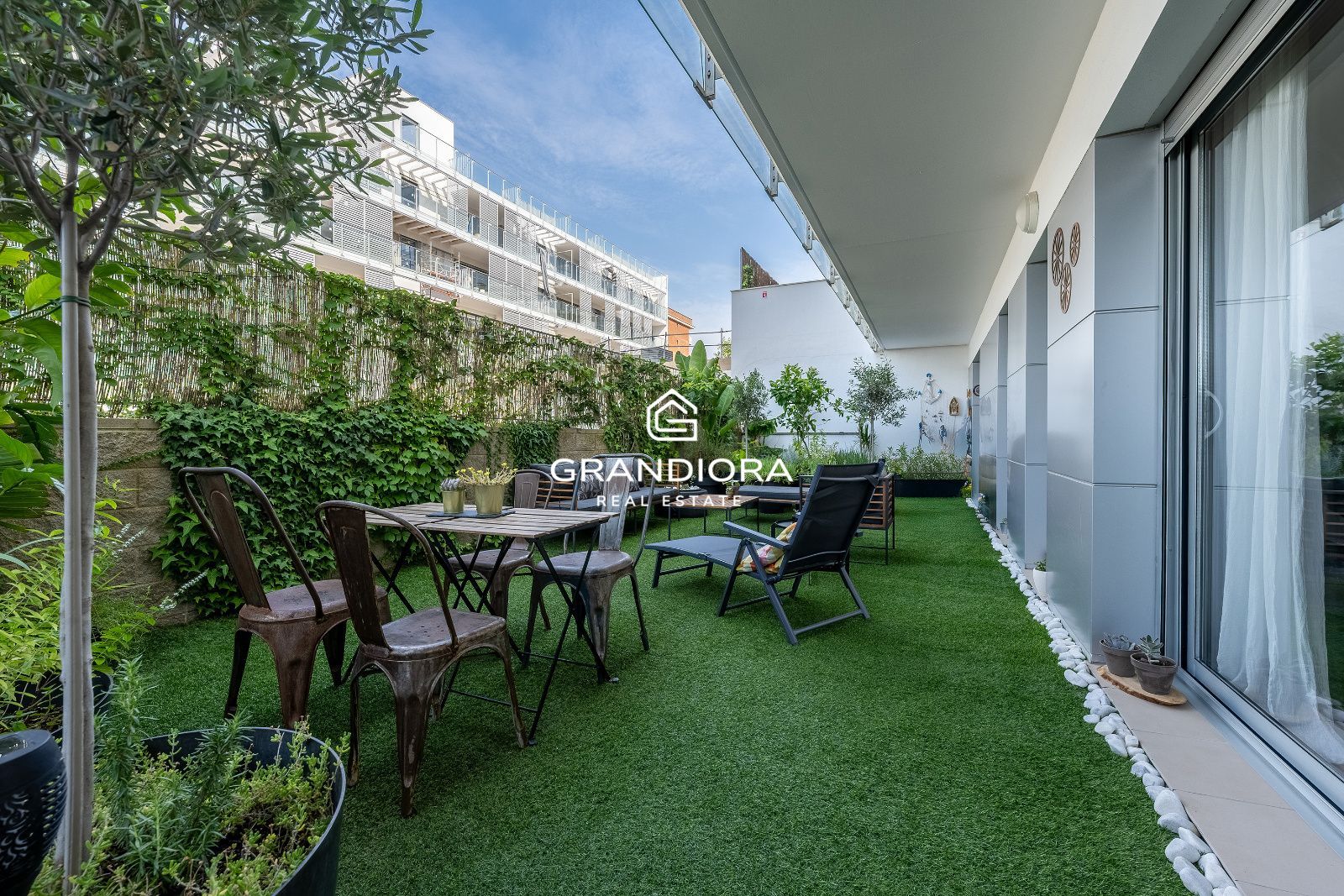 Exclusiva planta baja en frente de la playa con gran terraza privada y piscina comunitaria - Imagen 18
