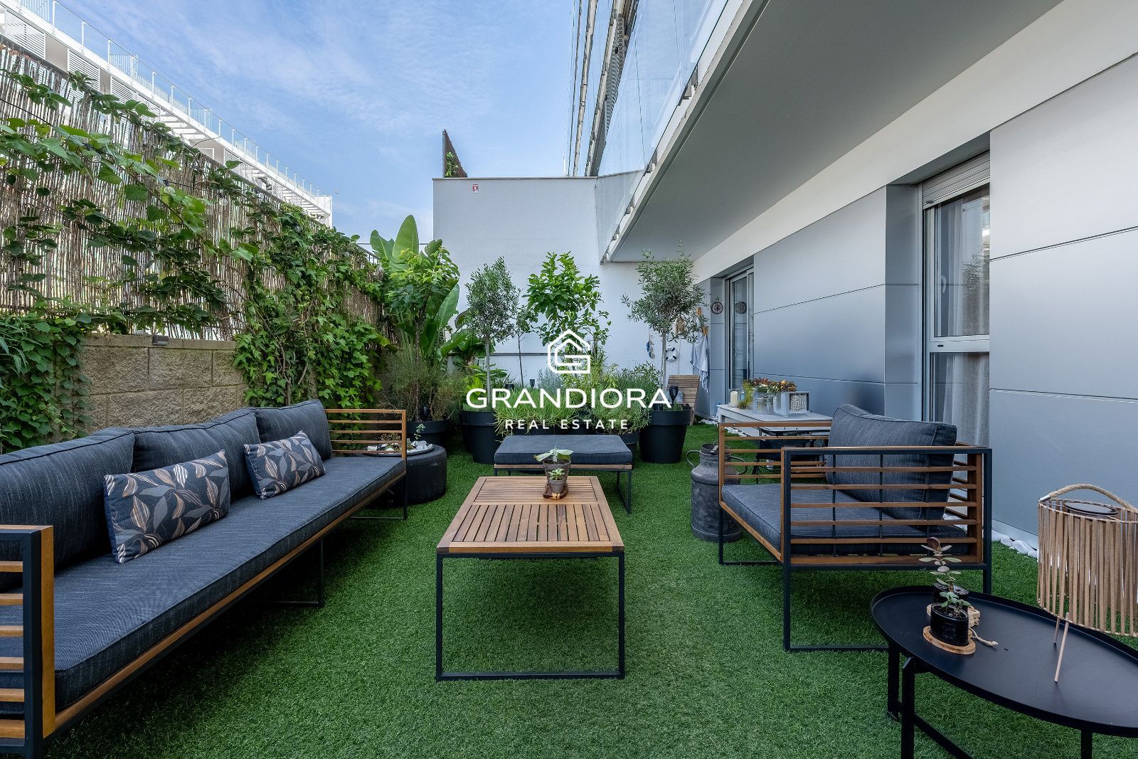 Exclusiva planta baja en frente de la playa con gran terraza privada y piscina comunitaria - Imagen 1