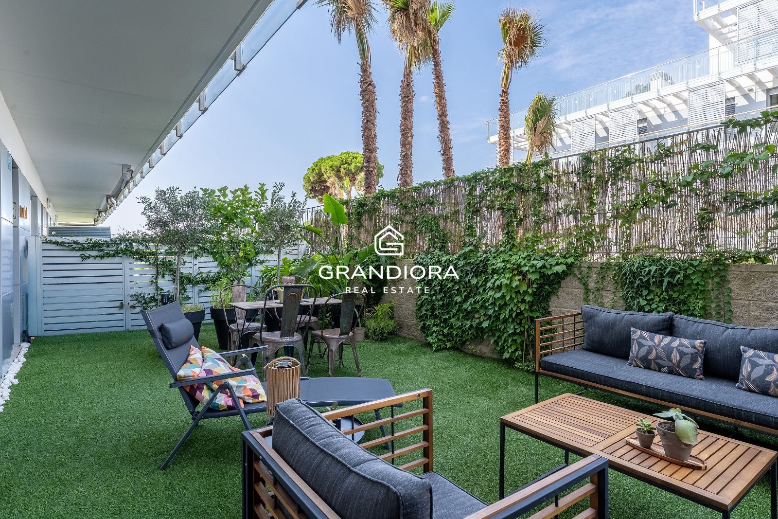 Exclusiva planta baja en frente de la playa con gran terraza privada y piscina comunitaria - Imagen 20