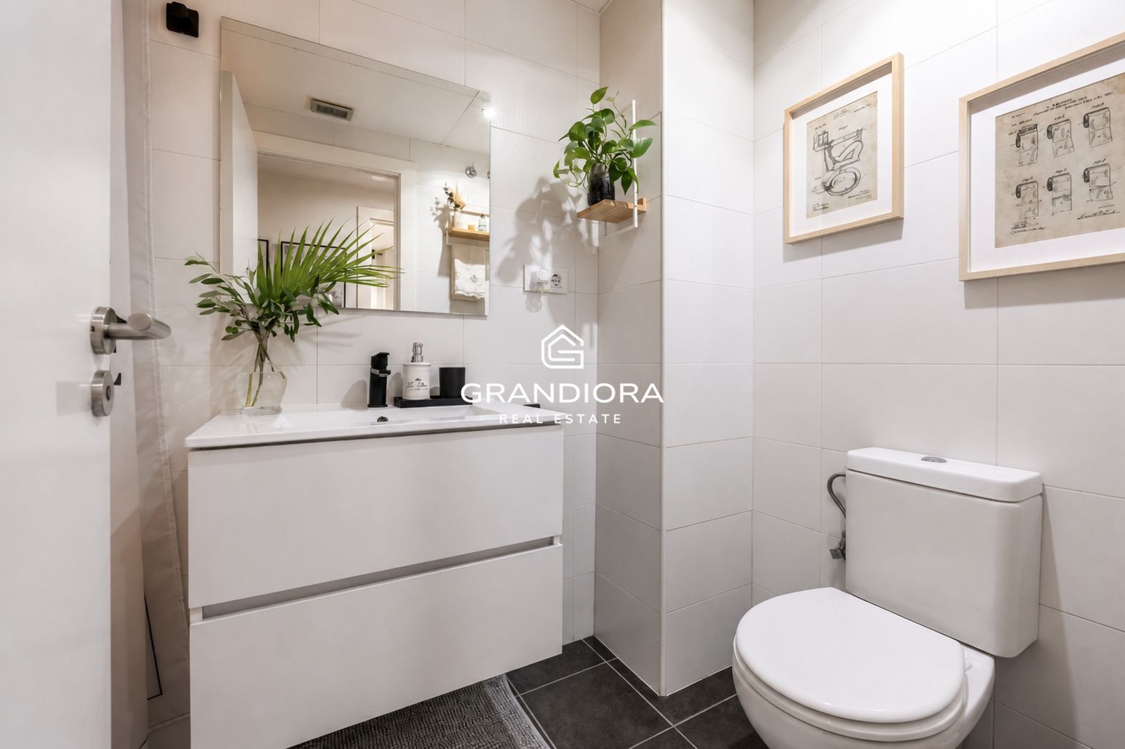 Exclusiva planta baja en frente de la playa con gran terraza privada y piscina comunitaria - Imagen 41