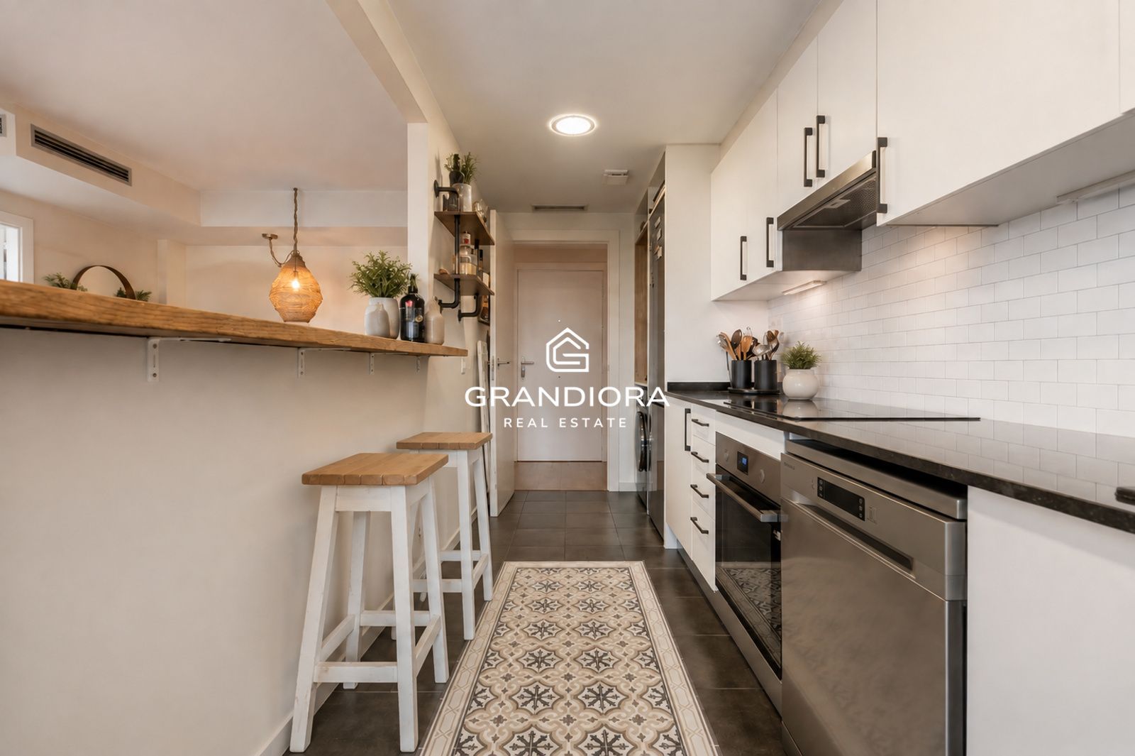 Exclusiva planta baja en frente de la playa con gran terraza privada y piscina comunitaria - Imagen 25