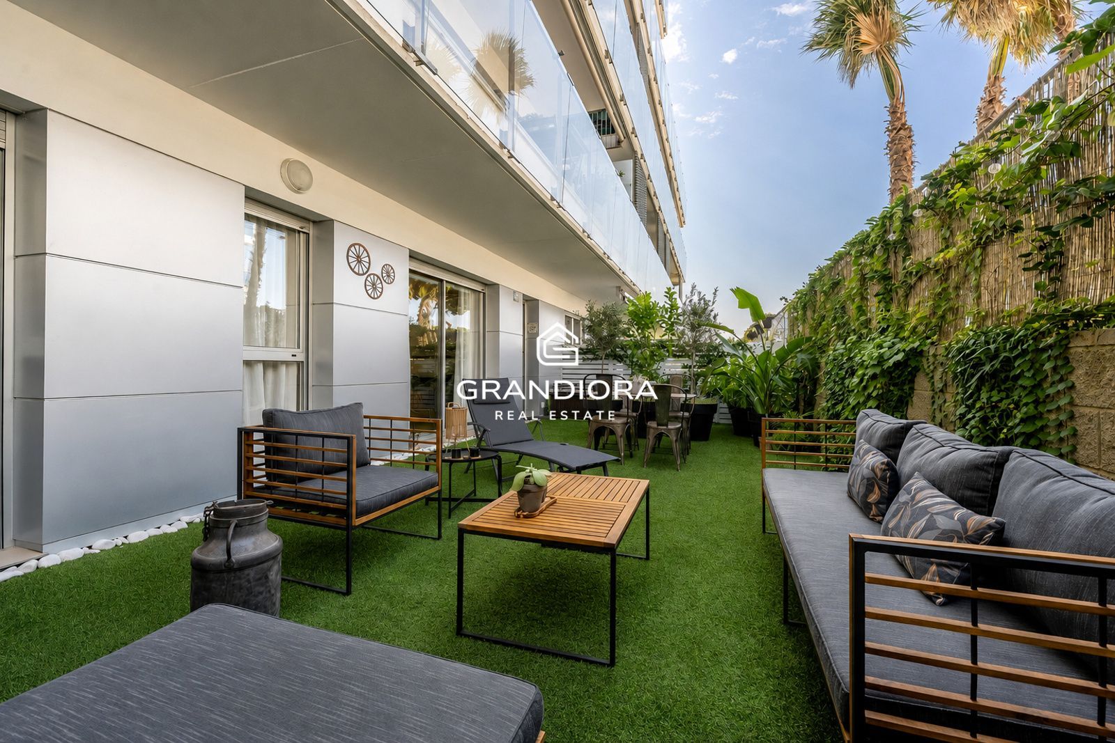 Exclusiva planta baja en frente de la playa con gran terraza privada y piscina comunitaria - Imagen 19