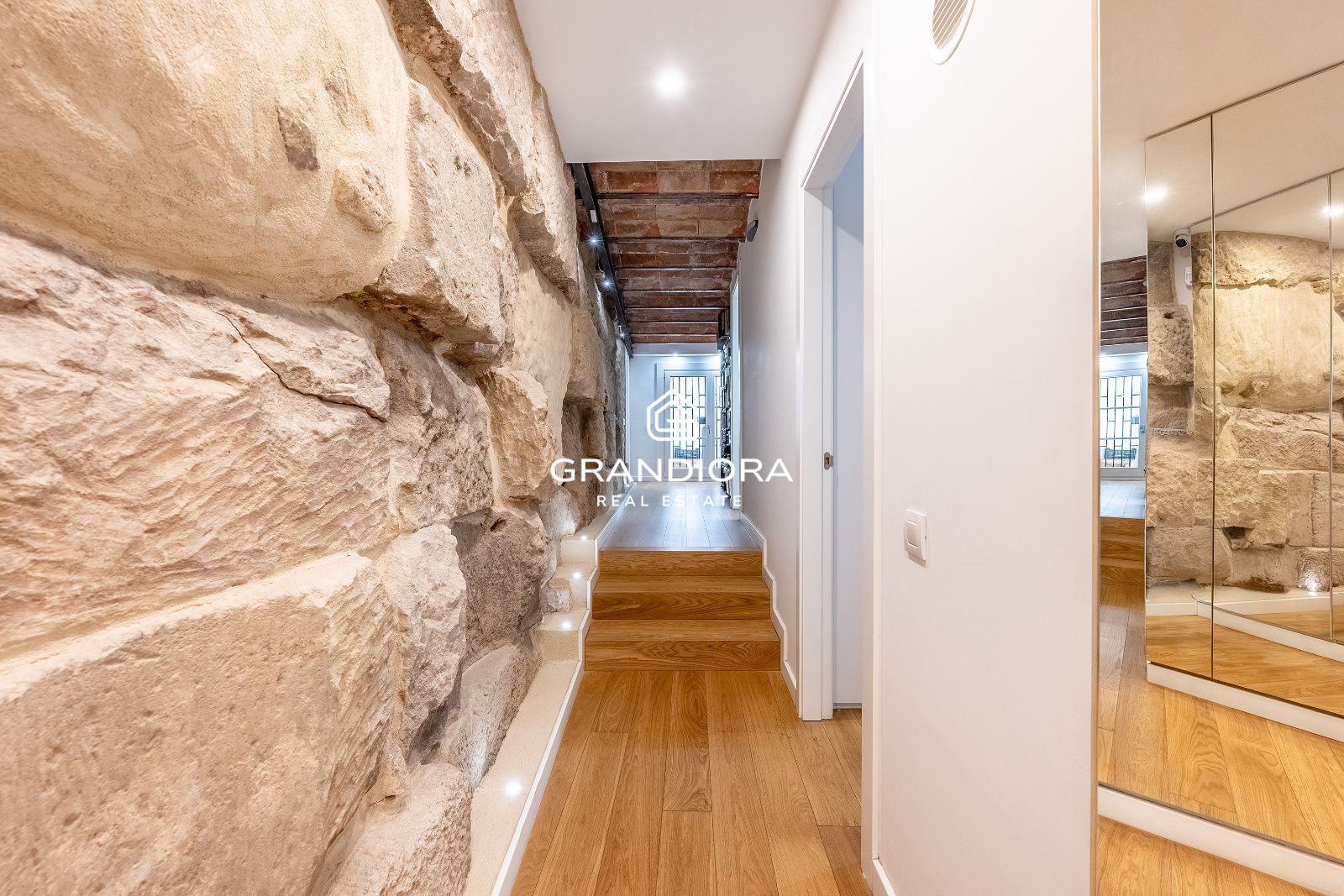 Apartamento histórico de 4 habitaciones con restos de la muralla romana en el Gòtic - Imagen 1
