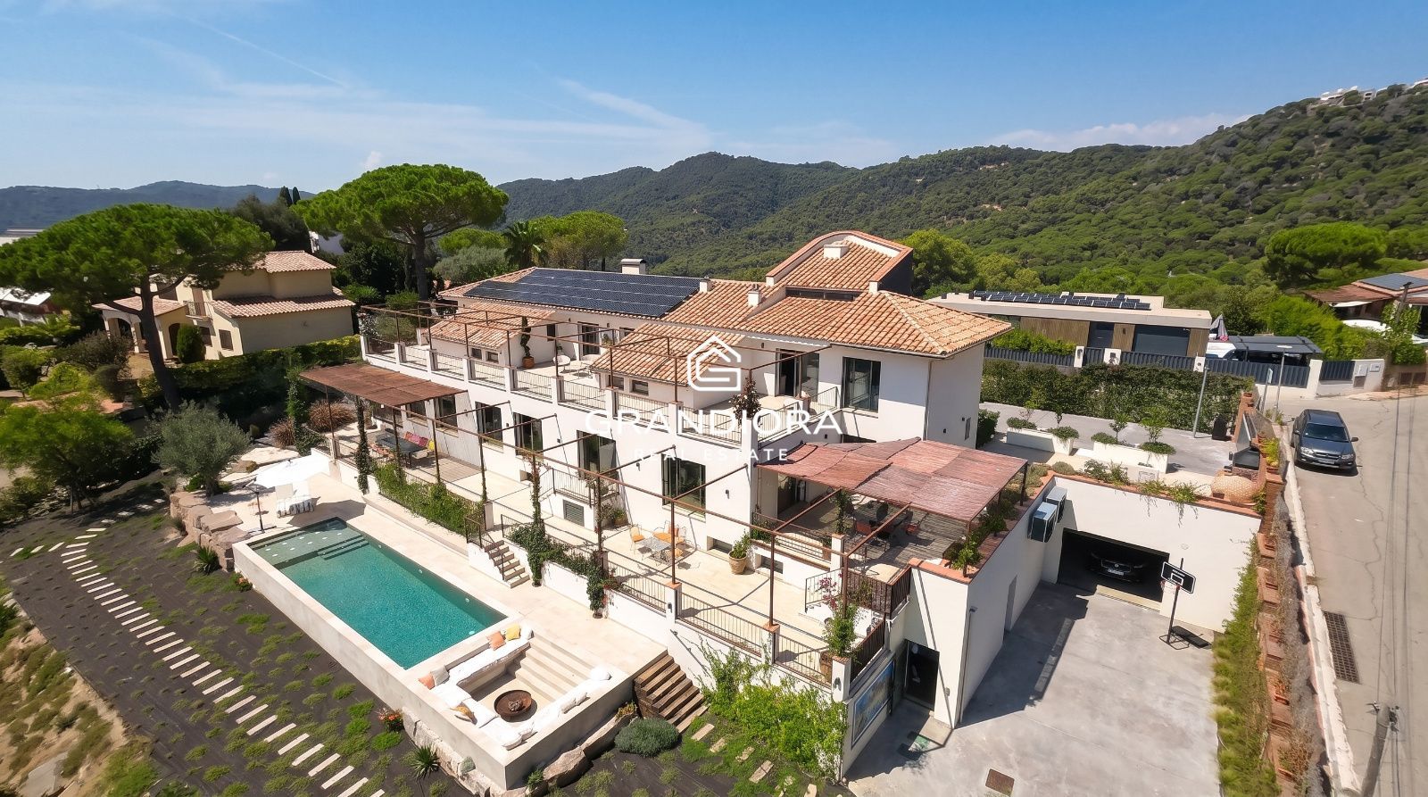 Residencia familiar de alto nivel con piscina salina, hidromasaje, domótica y servicios incluidos — Cabrils, Barcelona