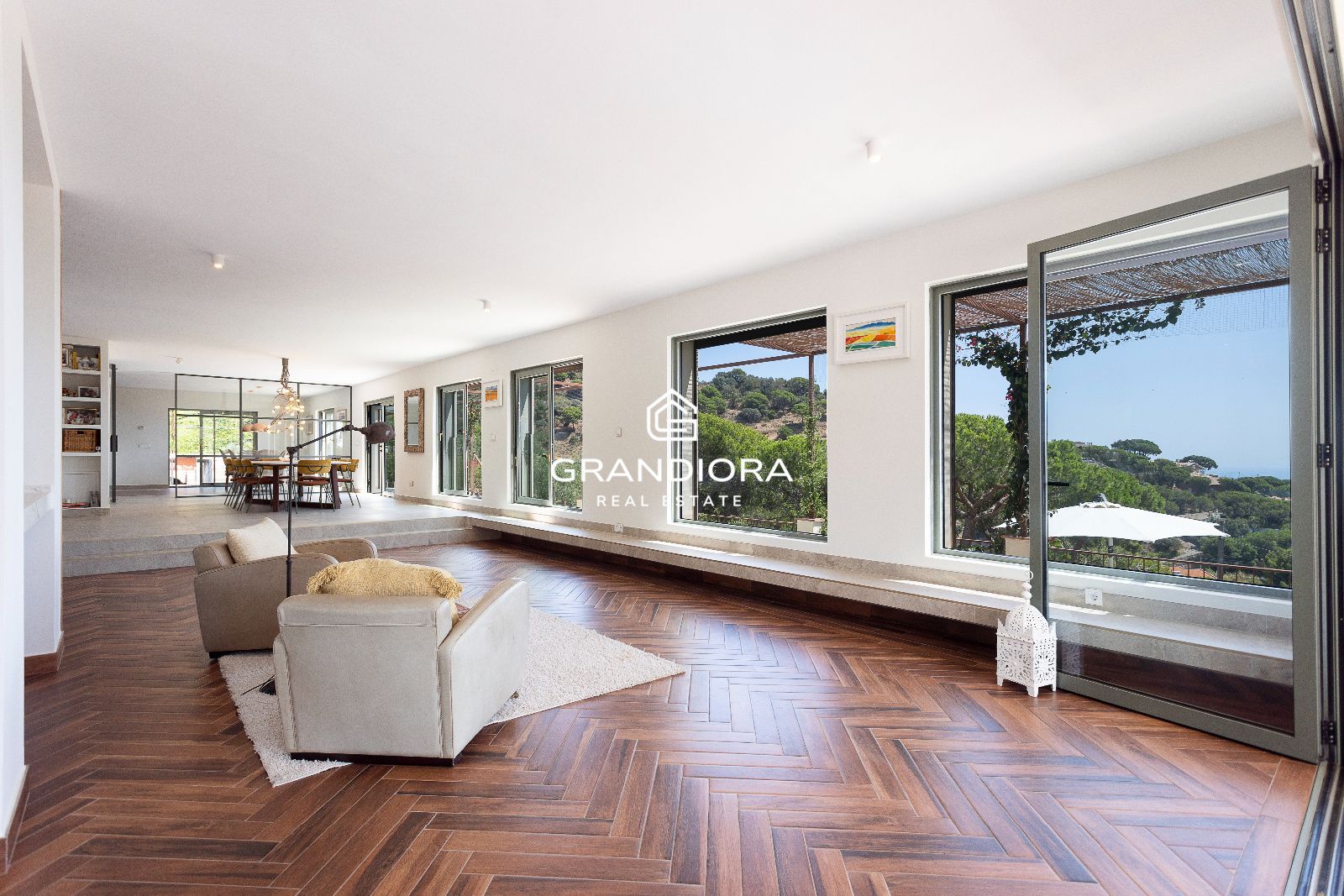 Residencia familiar de alto nivel con piscina salina, hidromasaje, domótica y servicios incluidos — Cabrils, Barcelona - Imagen 4