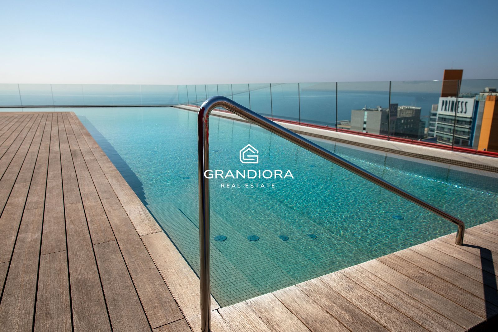 Apartamento exclusivo con vistas al mar en Antares Barcelona - Imagen 1