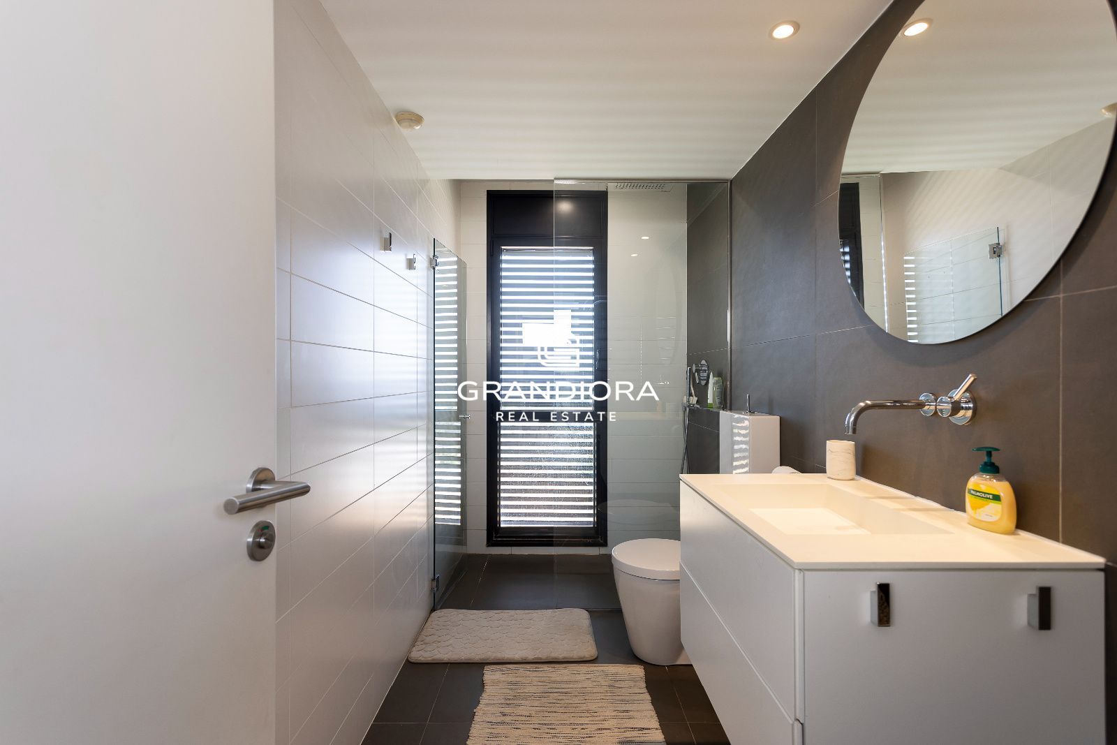 Chalet independiente con piscina, jardines y vistas al mar — Sant Vicenç de Montalt - Imagen 16
