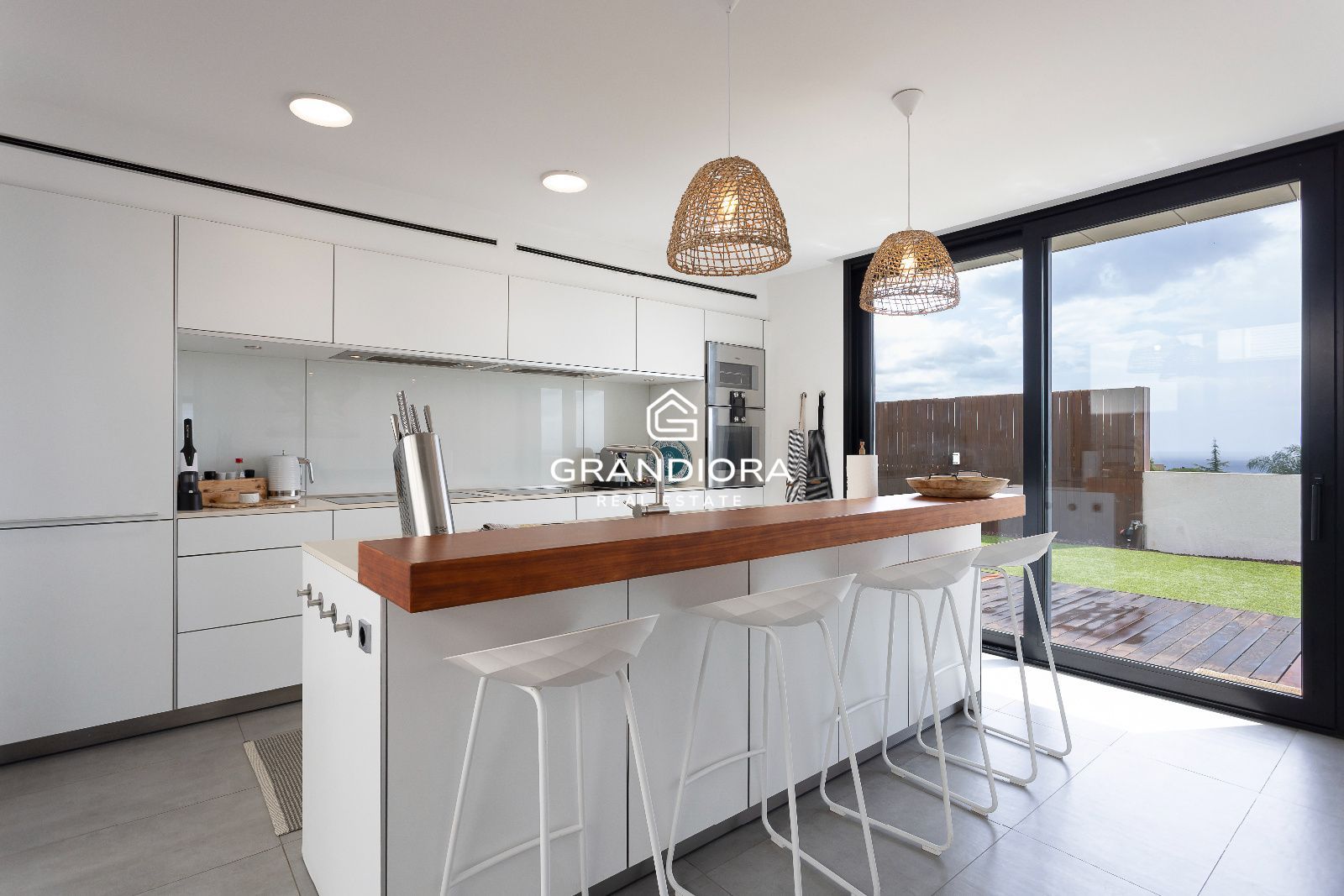 Chalet independiente con piscina, jardines y vistas al mar — Sant Vicenç de Montalt - Imagen 12