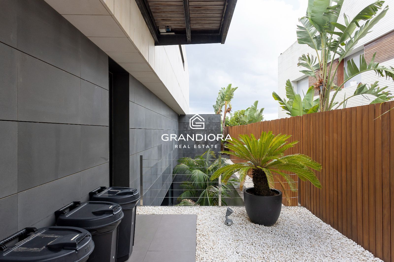 Chalet independiente con piscina, jardines y vistas al mar — Sant Vicenç de Montalt - Imagen 19