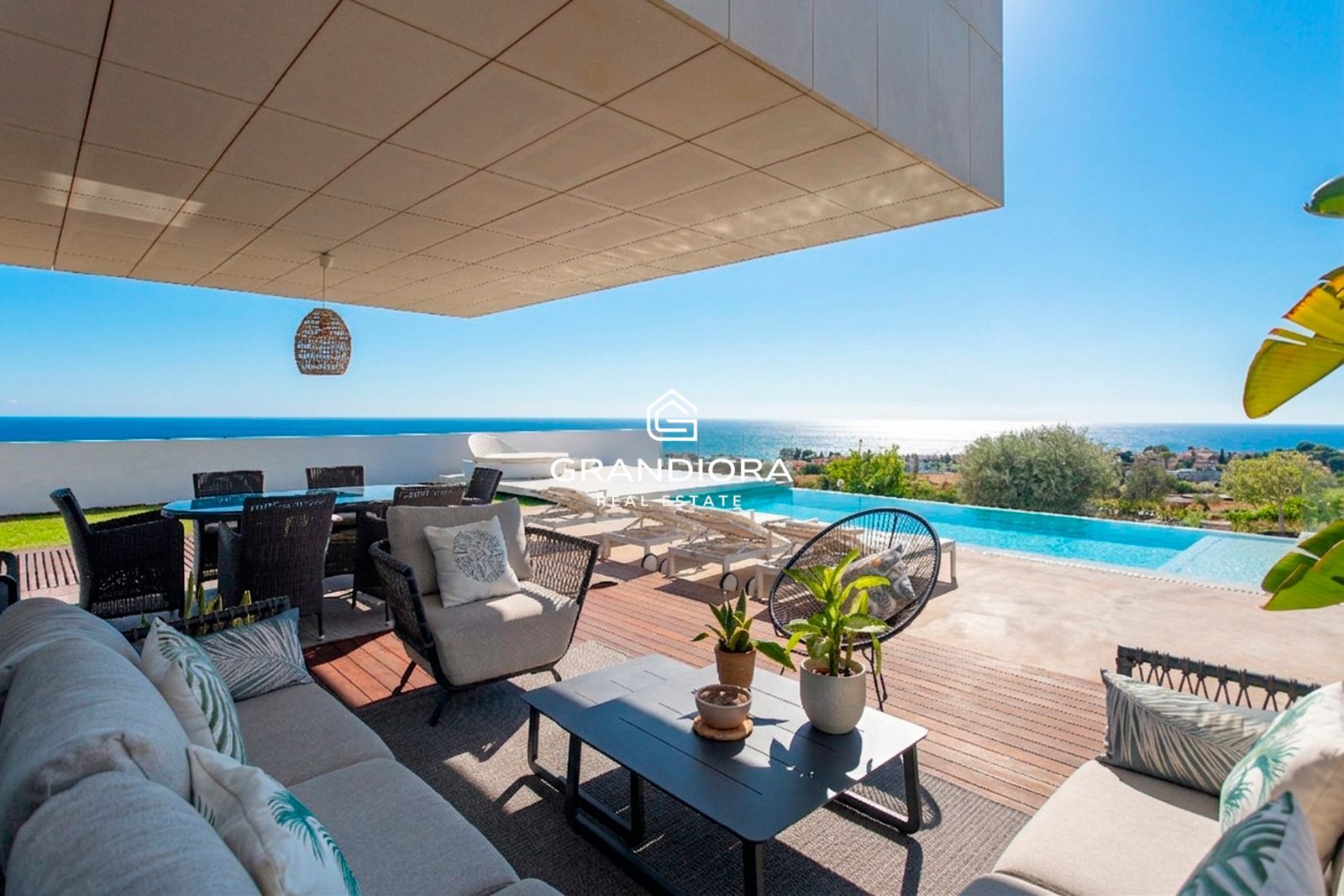 Chalet independiente con piscina, jardines y vistas al mar — Sant Vicenç de Montalt - Imagen 2