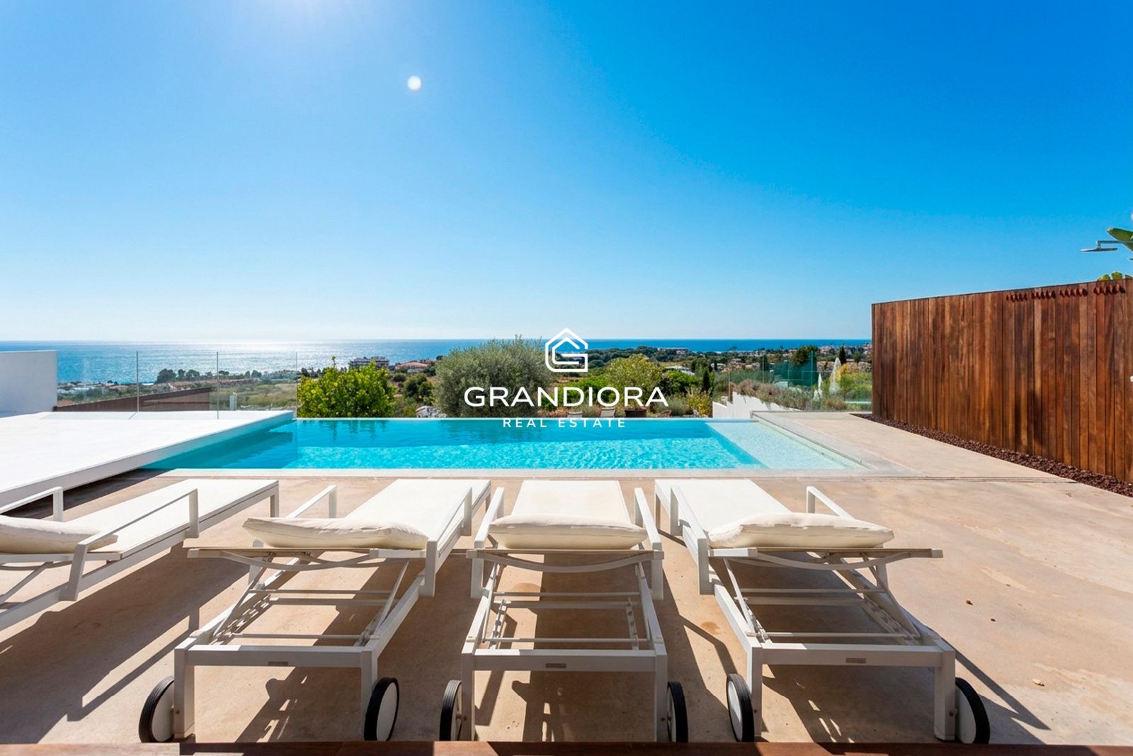 Chalet independiente con piscina, jardines y vistas al mar — Sant Vicenç de Montalt - Imagen 9