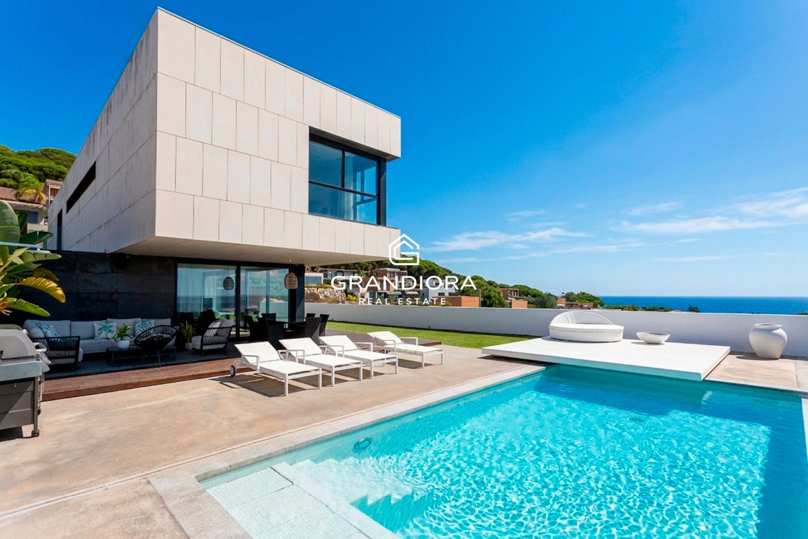 Chalet independiente con piscina, jardines y vistas al mar — Sant Vicenç de Montalt - Imagen 1
