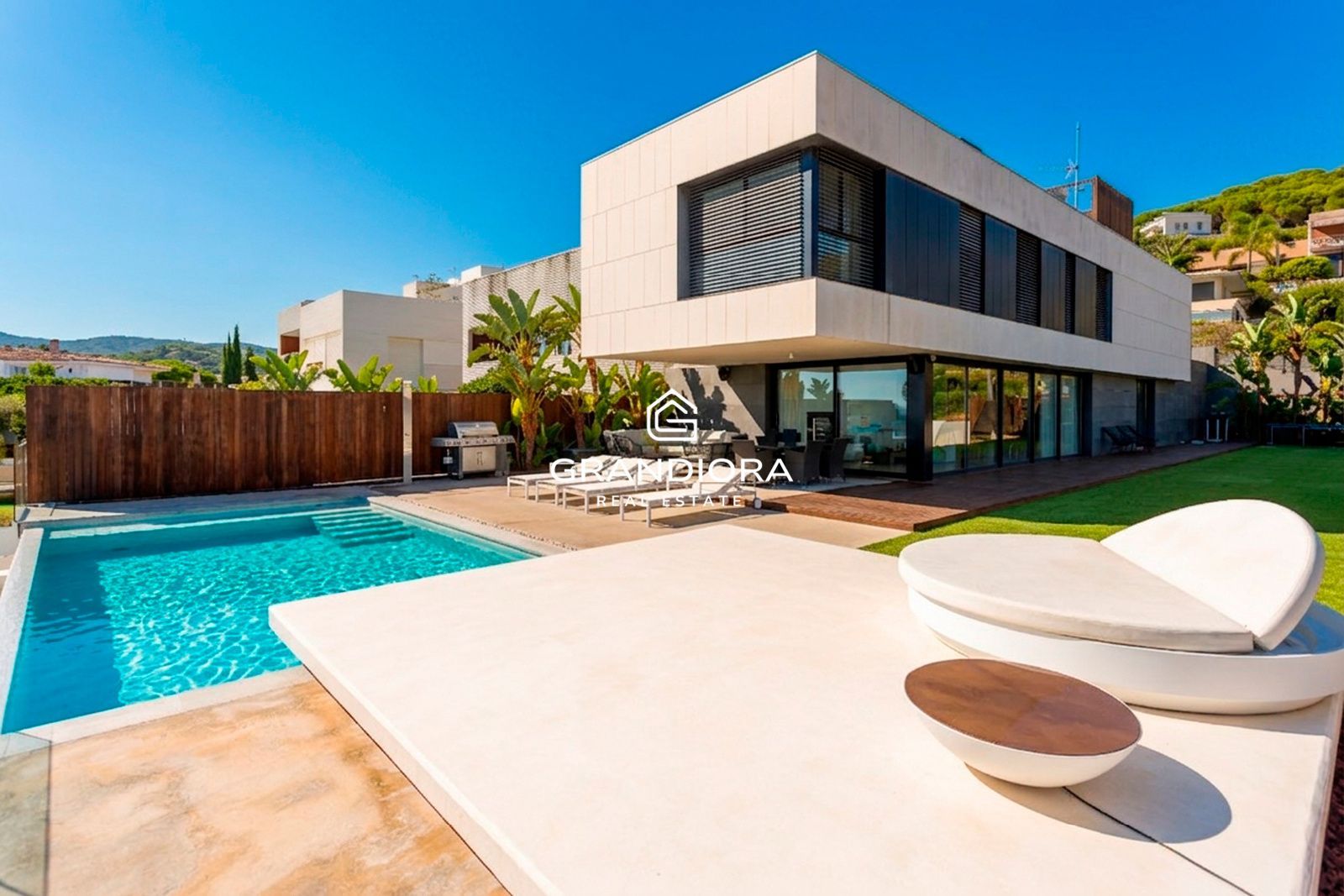 Chalet independiente con piscina, jardines y vistas al mar — Sant Vicenç de Montalt - Imagen 25