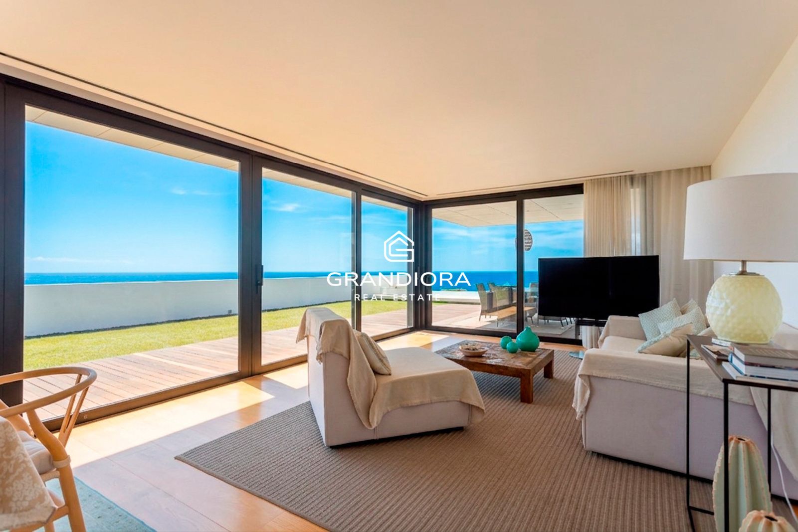 Chalet independiente con piscina, jardines y vistas al mar — Sant Vicenç de Montalt - Imagen 4