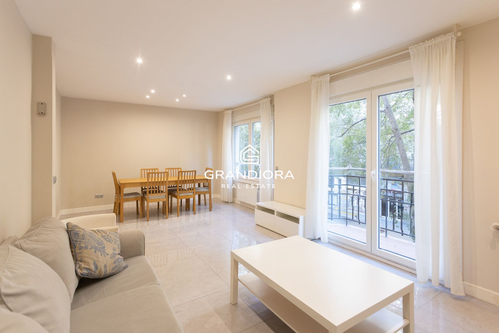 4-bedroom apartment with wooden terrace and two bathrooms in Sepúlveda 90, Eixample Esquerra