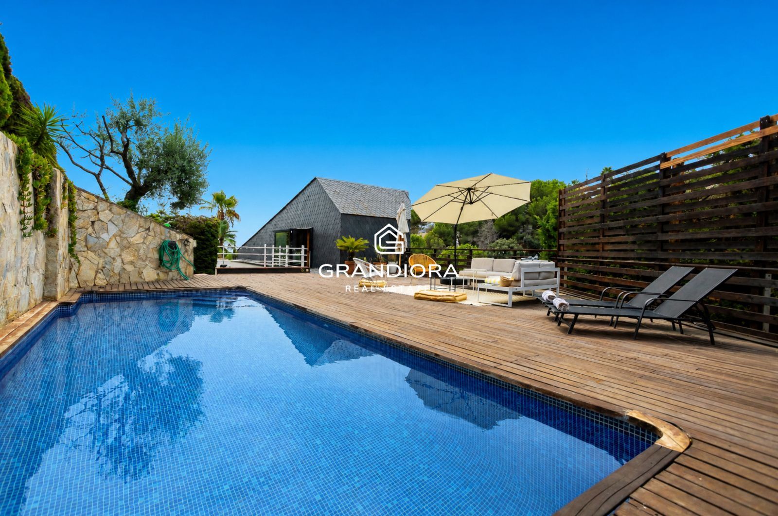 Casa familiar de 430 m² con piscina y jardín de 1.000 m² en Alella Parc - Imagen 2