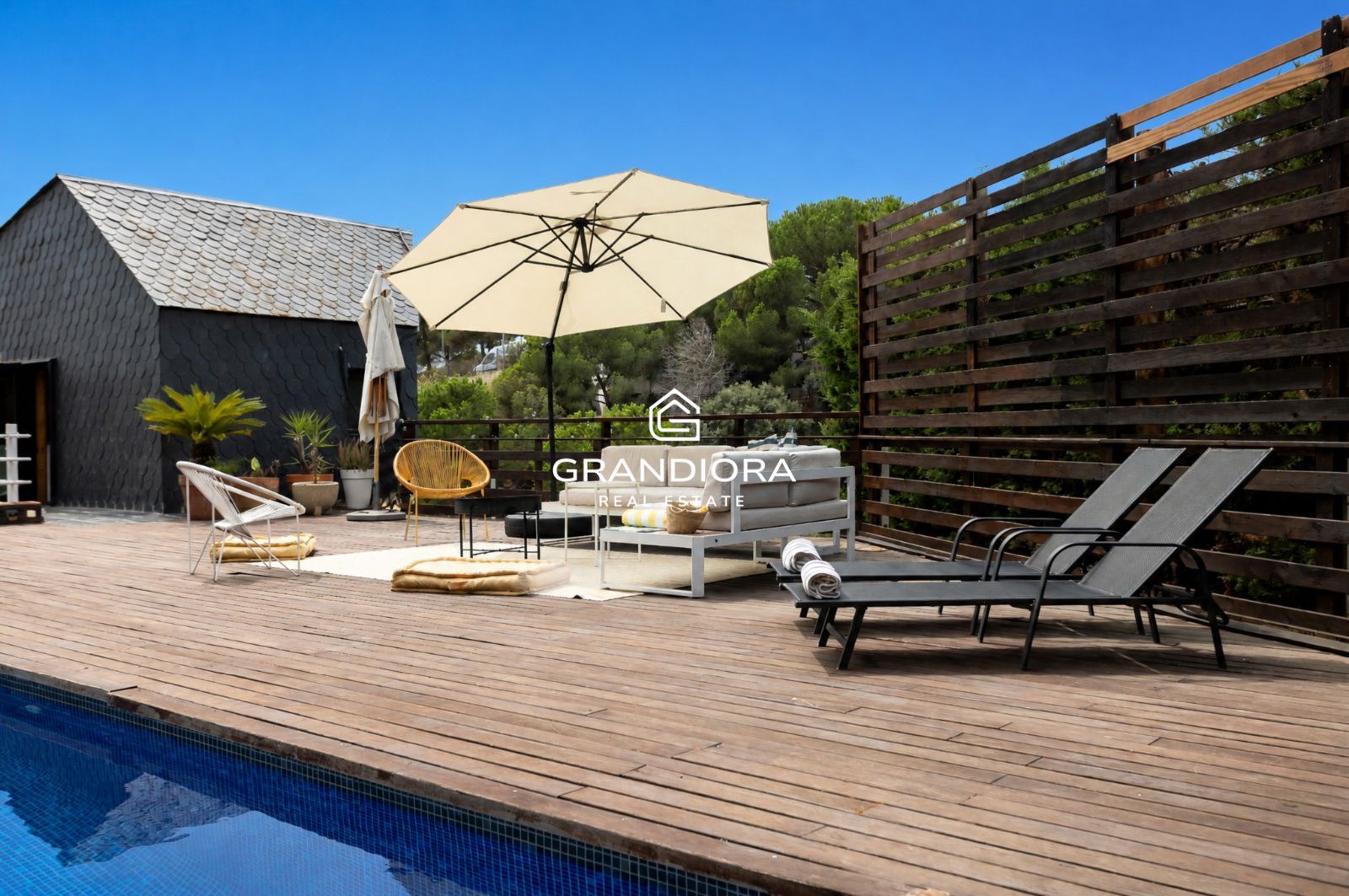 Casa familiar de 430 m² con piscina y jardín de 1.000 m² en Alella Parc - Imagen 3