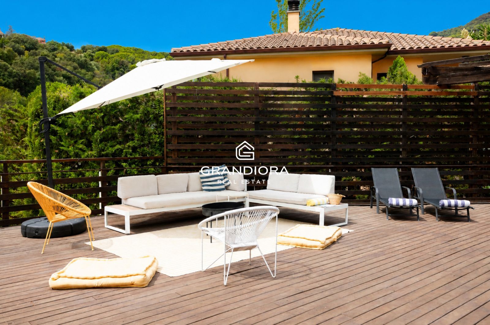 Casa familiar de 430 m² con piscina y jardín de 1.000 m² en Alella Parc - Imagen 4