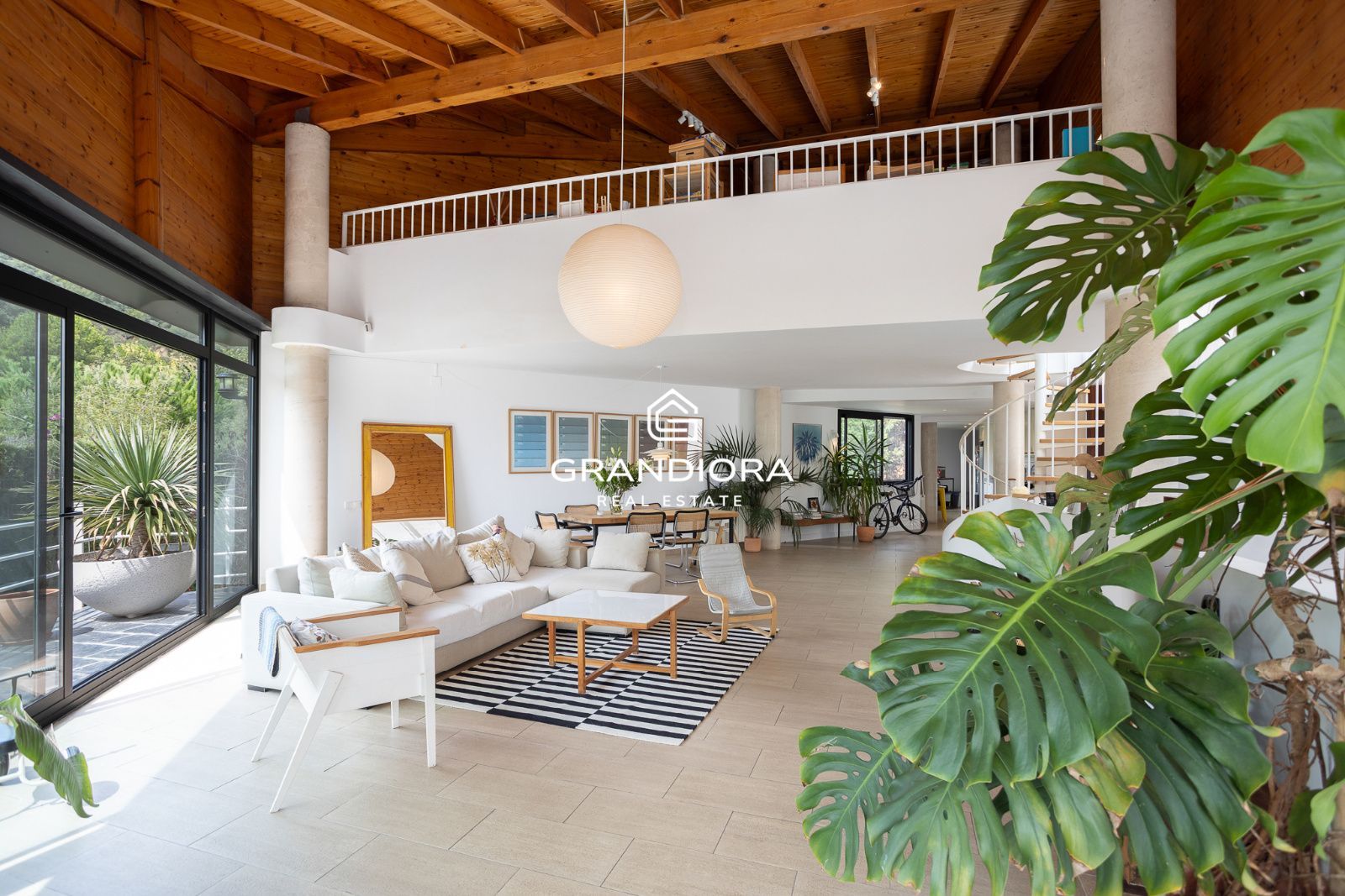 Casa familiar de 430 m² con piscina y jardín de 1.000 m² en Alella Parc - Imagen 6