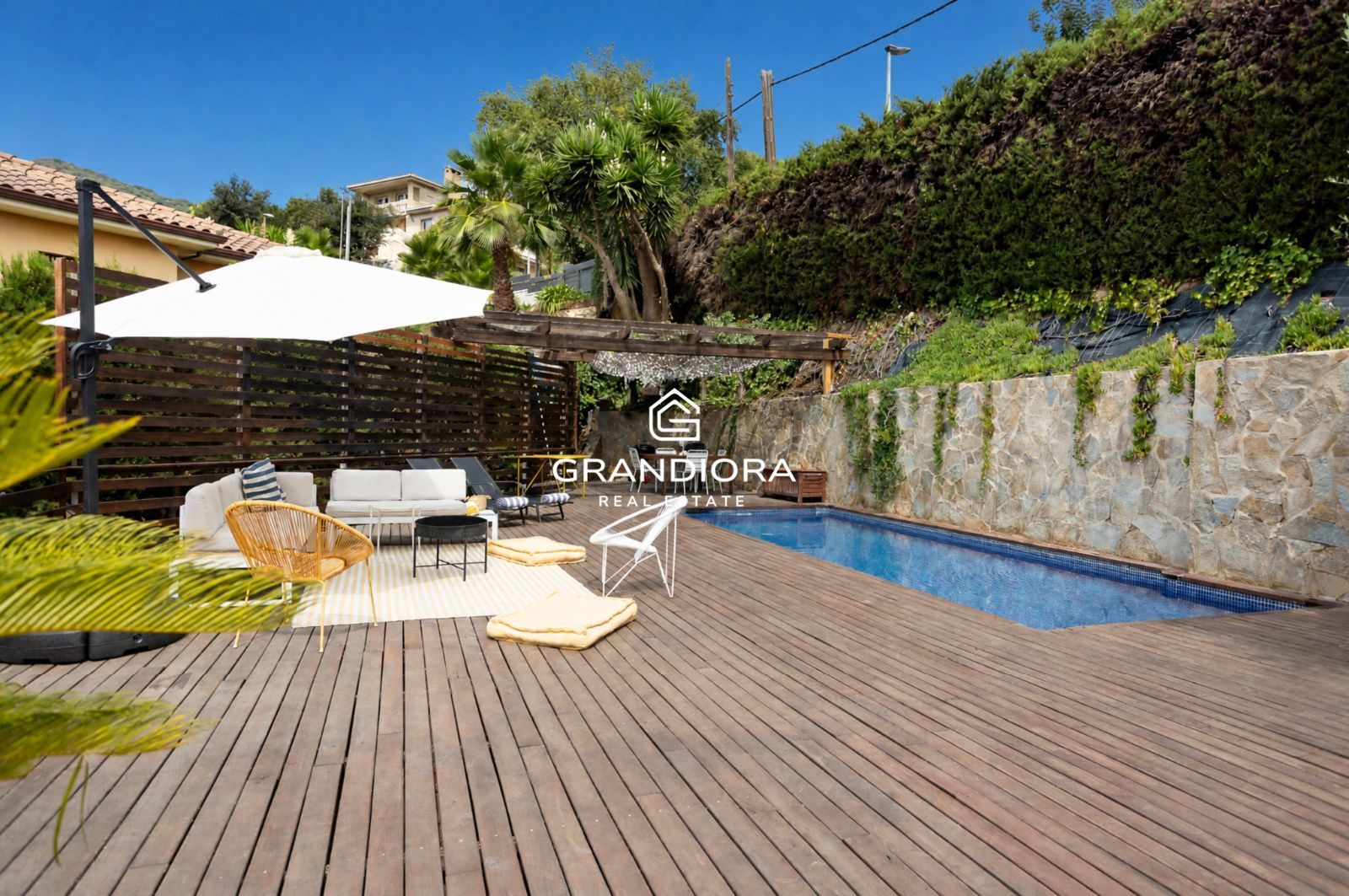 Casa familiar de 430 m² con piscina y jardín de 1.000 m² en Alella Parc - Imagen 7