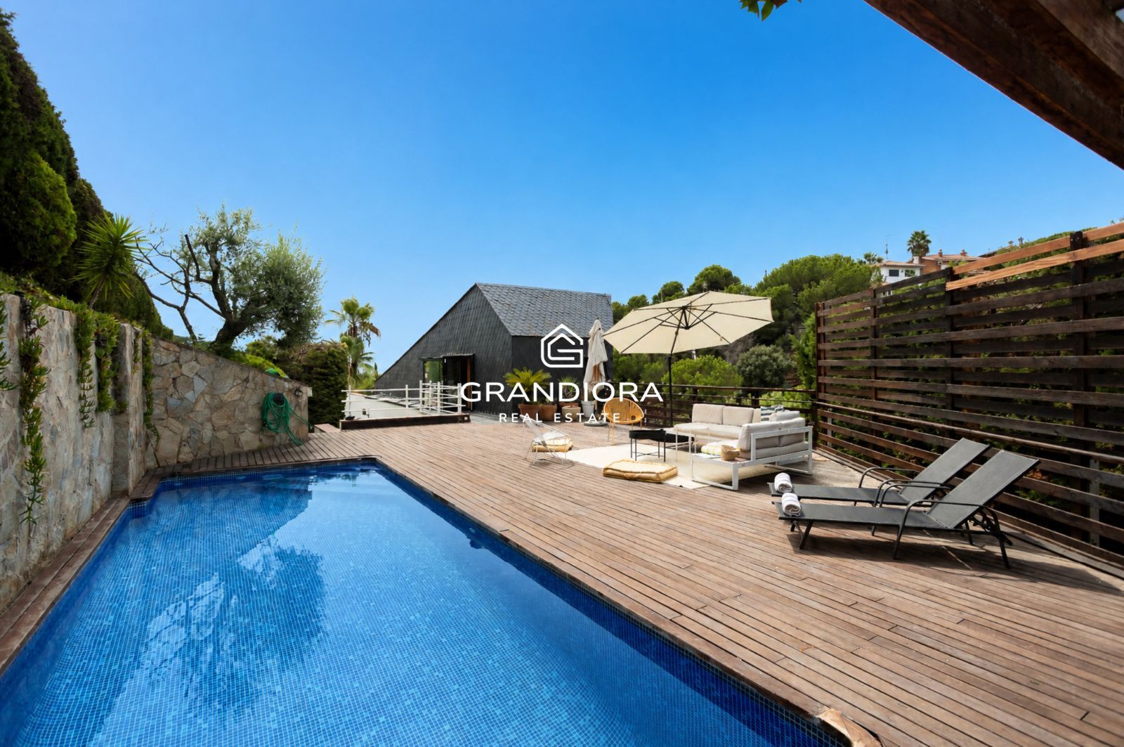 Casa familiar de 430 m² con piscina y jardín de 1.000 m² en Alella Parc - Imagen 8