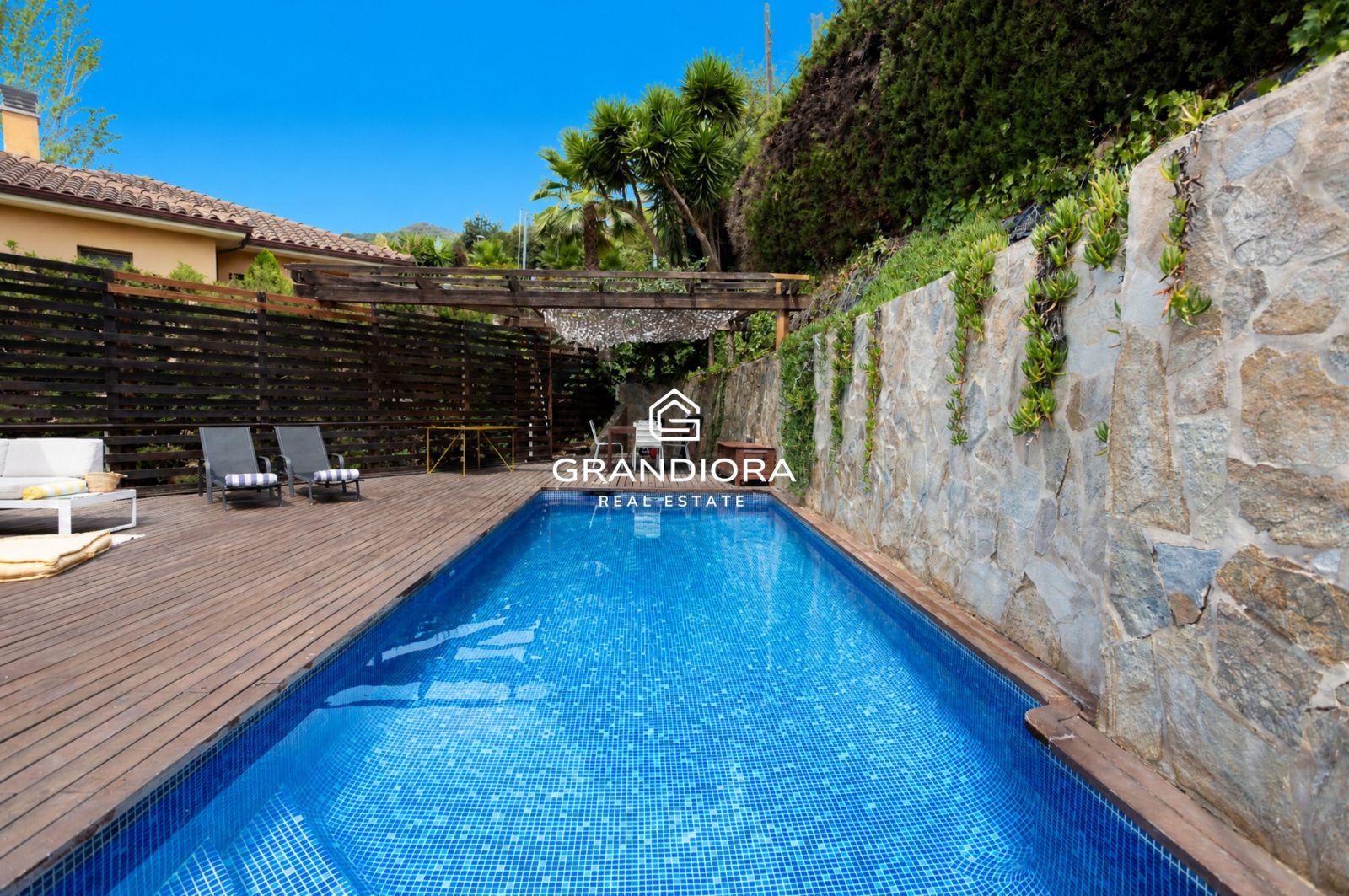 Casa familiar de 430 m² con piscina y jardín de 1.000 m² en Alella Parc - Imagen 9