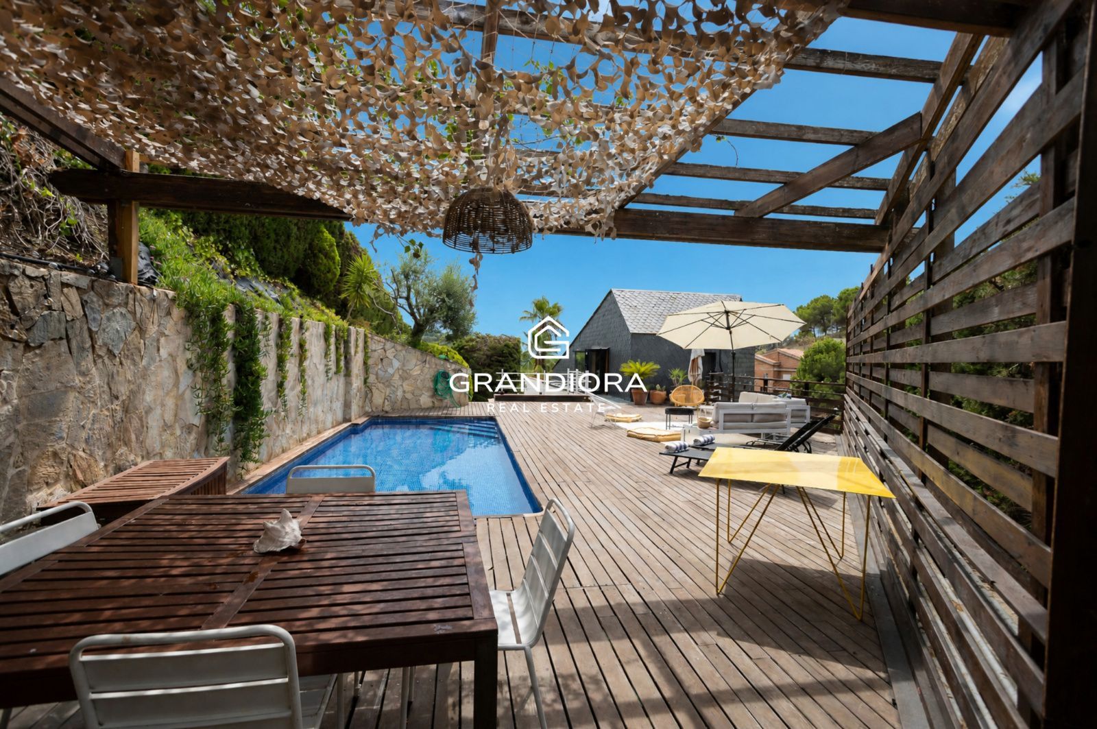 Casa familiar de 430 m² con piscina y jardín de 1.000 m² en Alella Parc - Imagen 10