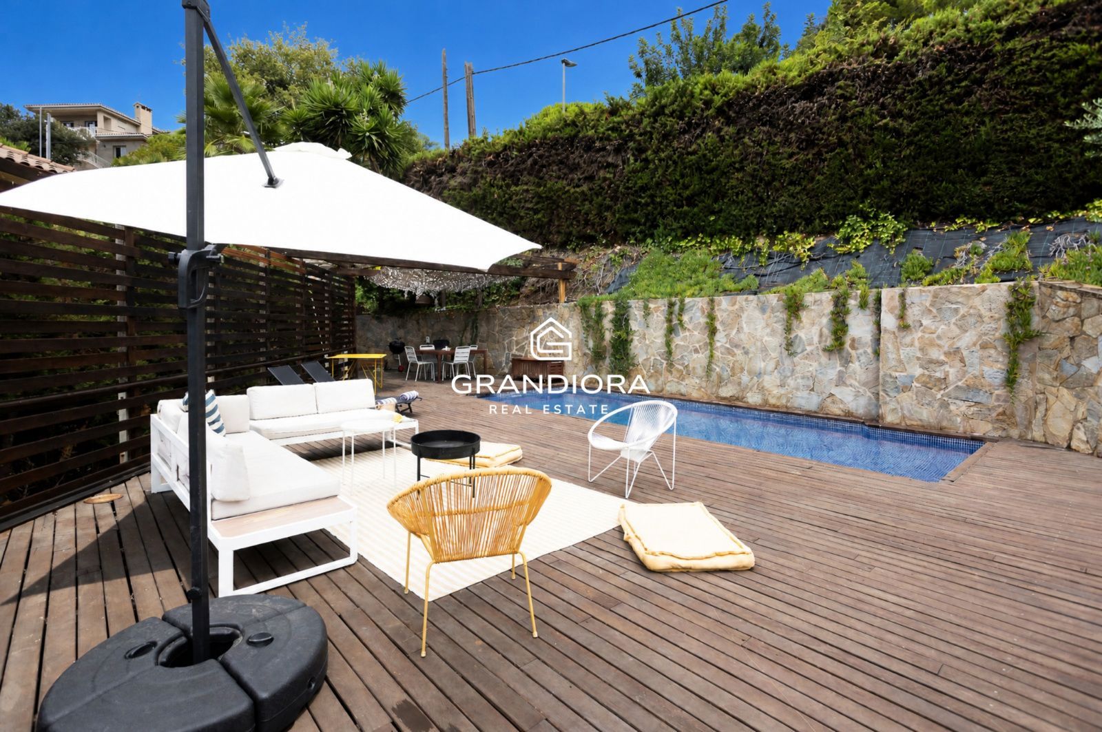 Casa familiar de 430 m² con piscina y jardín de 1.000 m² en Alella Parc - Imagen 11