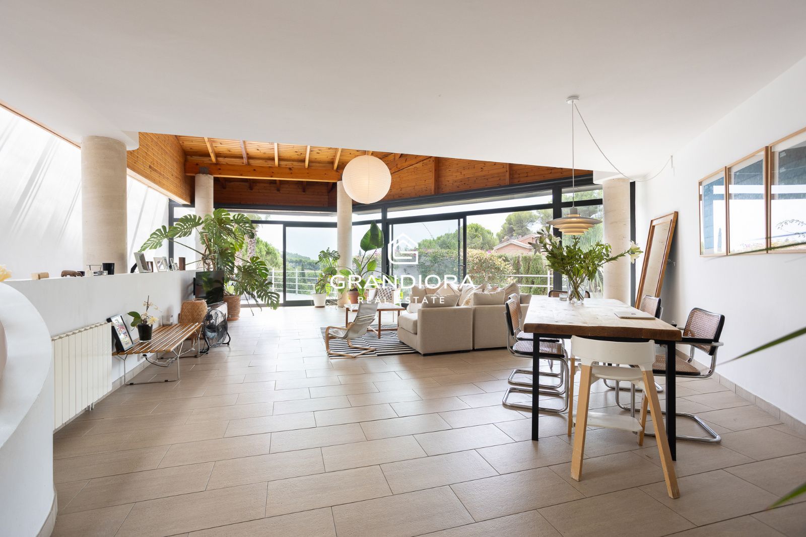 Casa familiar de 430 m² con piscina y jardín de 1.000 m² en Alella Parc - Imagen 13