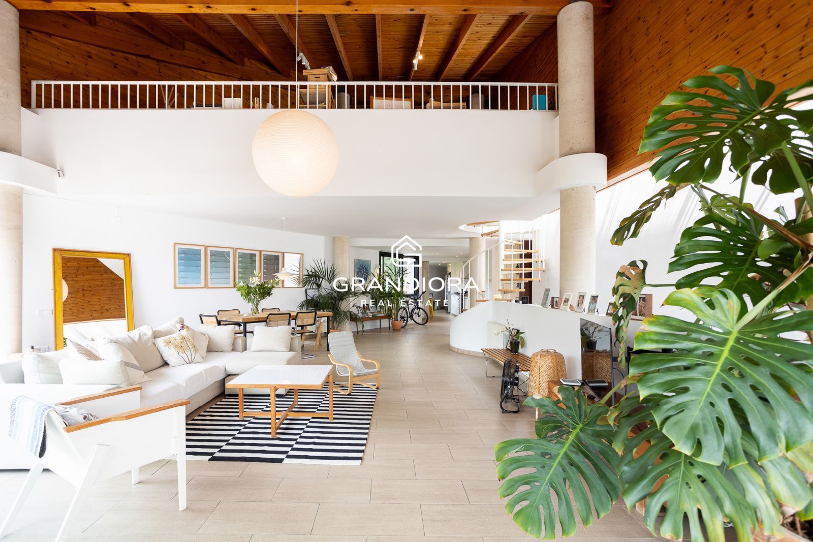 Casa familiar de 430 m² con piscina y jardín de 1.000 m² en Alella Parc - Imagen 15