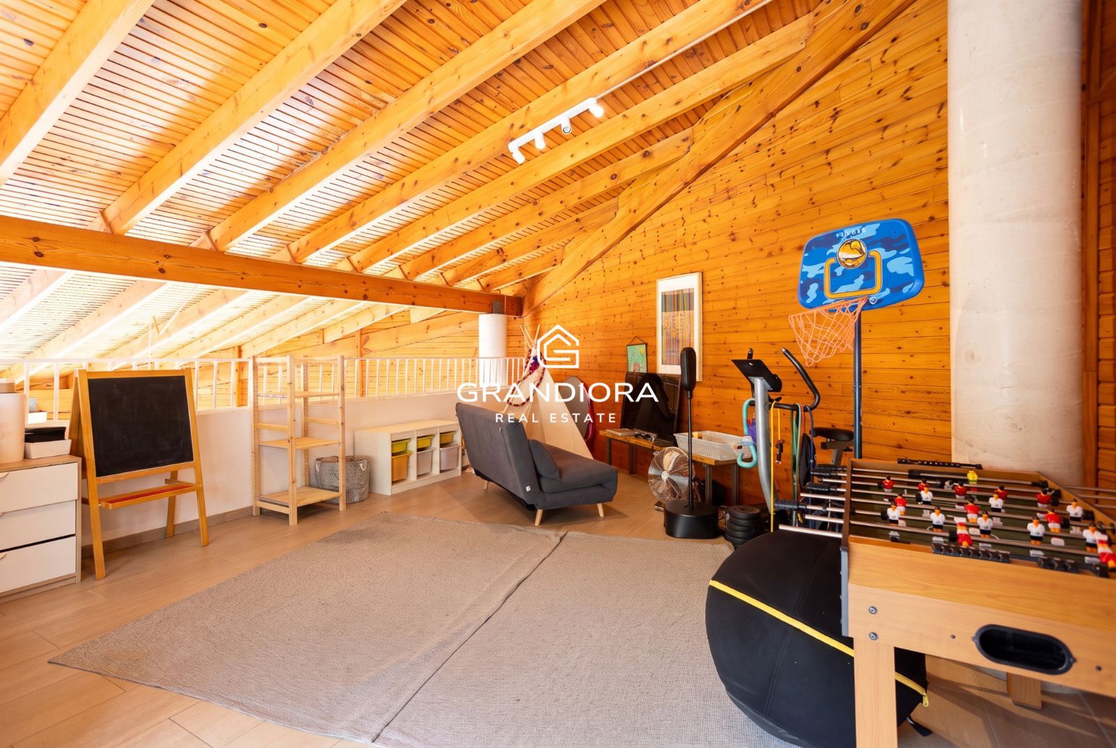 Casa familiar de 430 m² con piscina y jardín de 1.000 m² en Alella Parc - Imagen 18
