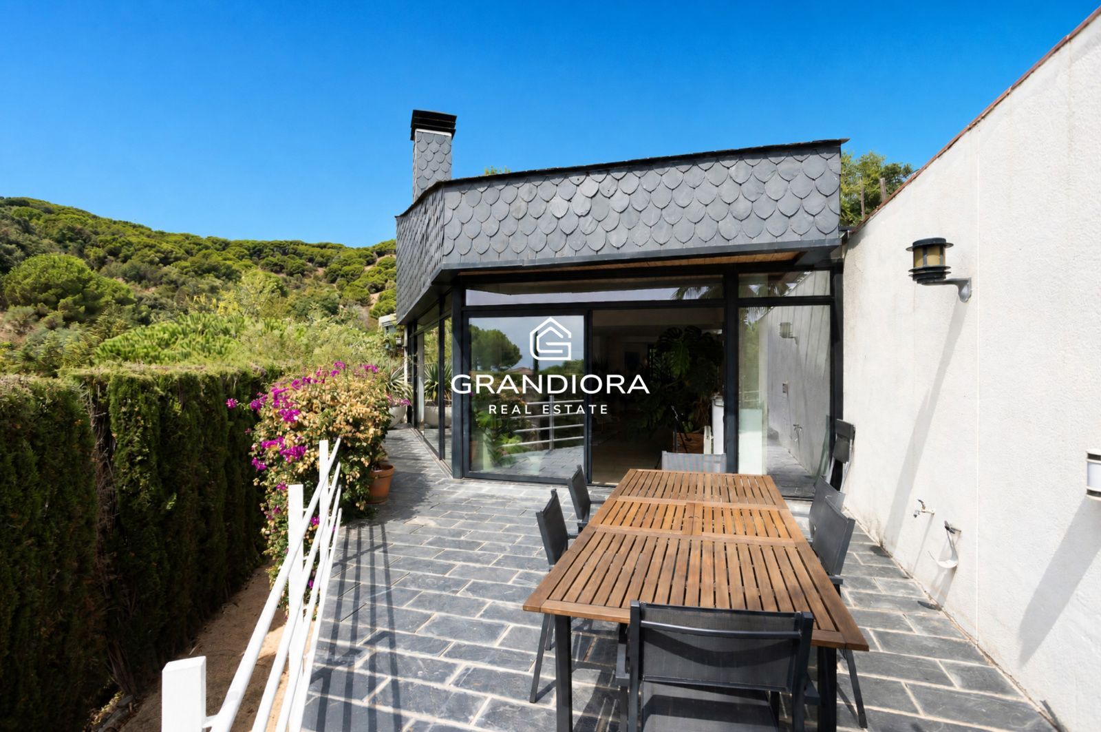 Casa familiar de 430 m² con piscina y jardín de 1.000 m² en Alella Parc - Imagen 24