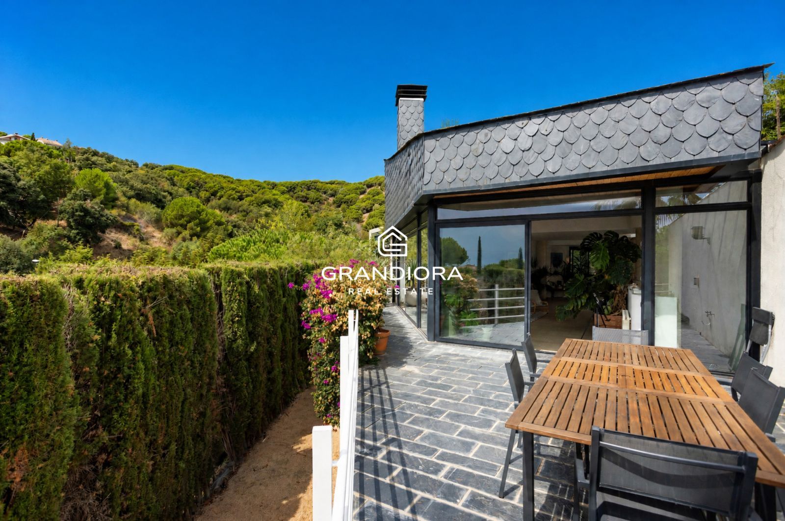 Casa familiar de 430 m² con piscina y jardín de 1.000 m² en Alella Parc - Imagen 25