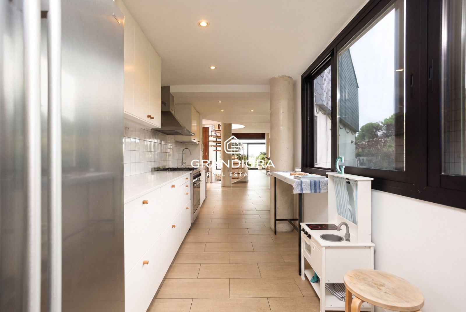 Casa familiar de 430 m² con piscina y jardín de 1.000 m² en Alella Parc - Imagen 30