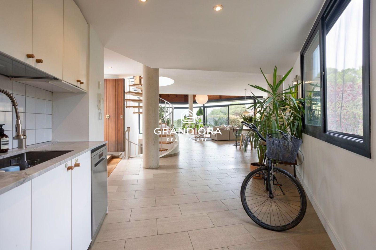 Casa familiar de 430 m² con piscina y jardín de 1.000 m² en Alella Parc - Imagen 31