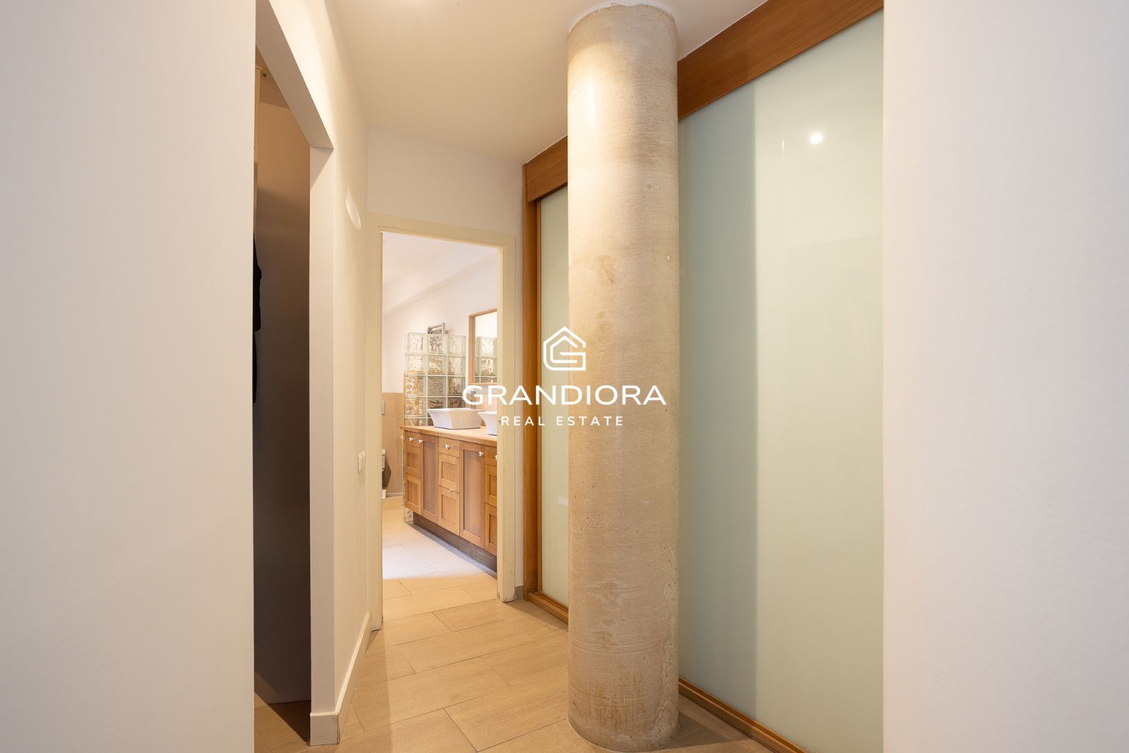 Casa familiar de 430 m² con piscina y jardín de 1.000 m² en Alella Parc - Imagen 35