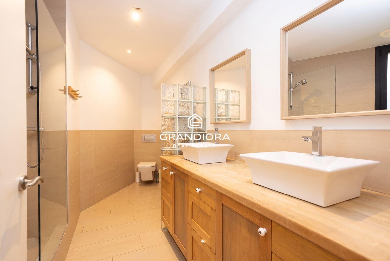 Casa familiar de 430 m² con piscina y jardín de 1.000 m² en Alella Parc - Imagen 36