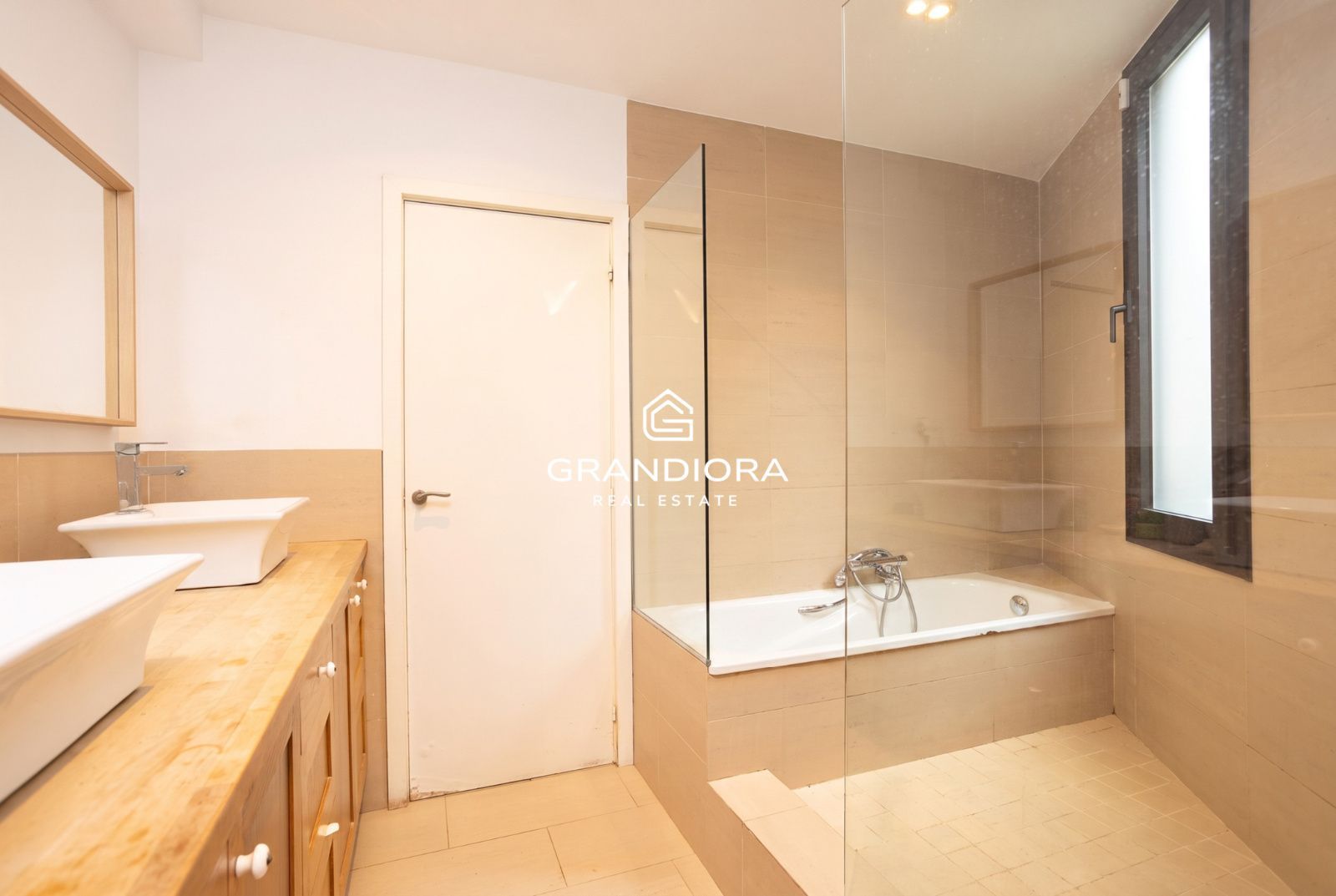 Casa familiar de 430 m² con piscina y jardín de 1.000 m² en Alella Parc - Imagen 37