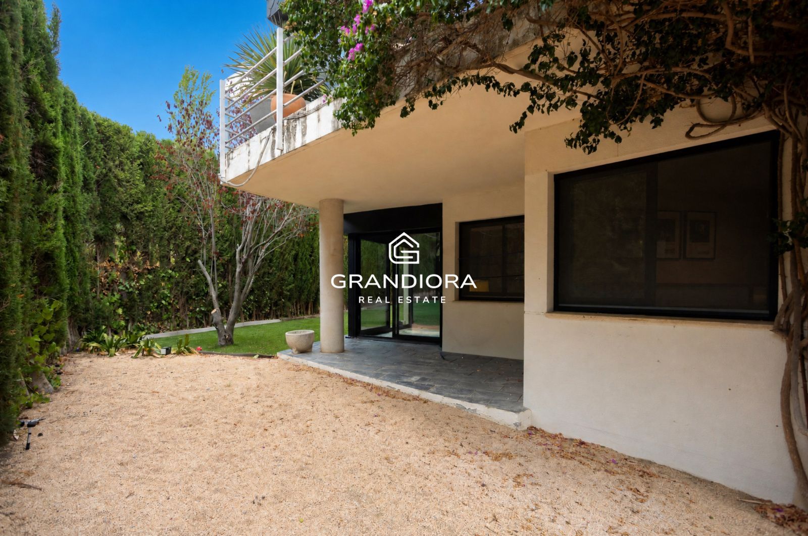 Casa familiar de 430 m² con piscina y jardín de 1.000 m² en Alella Parc - Imagen 38