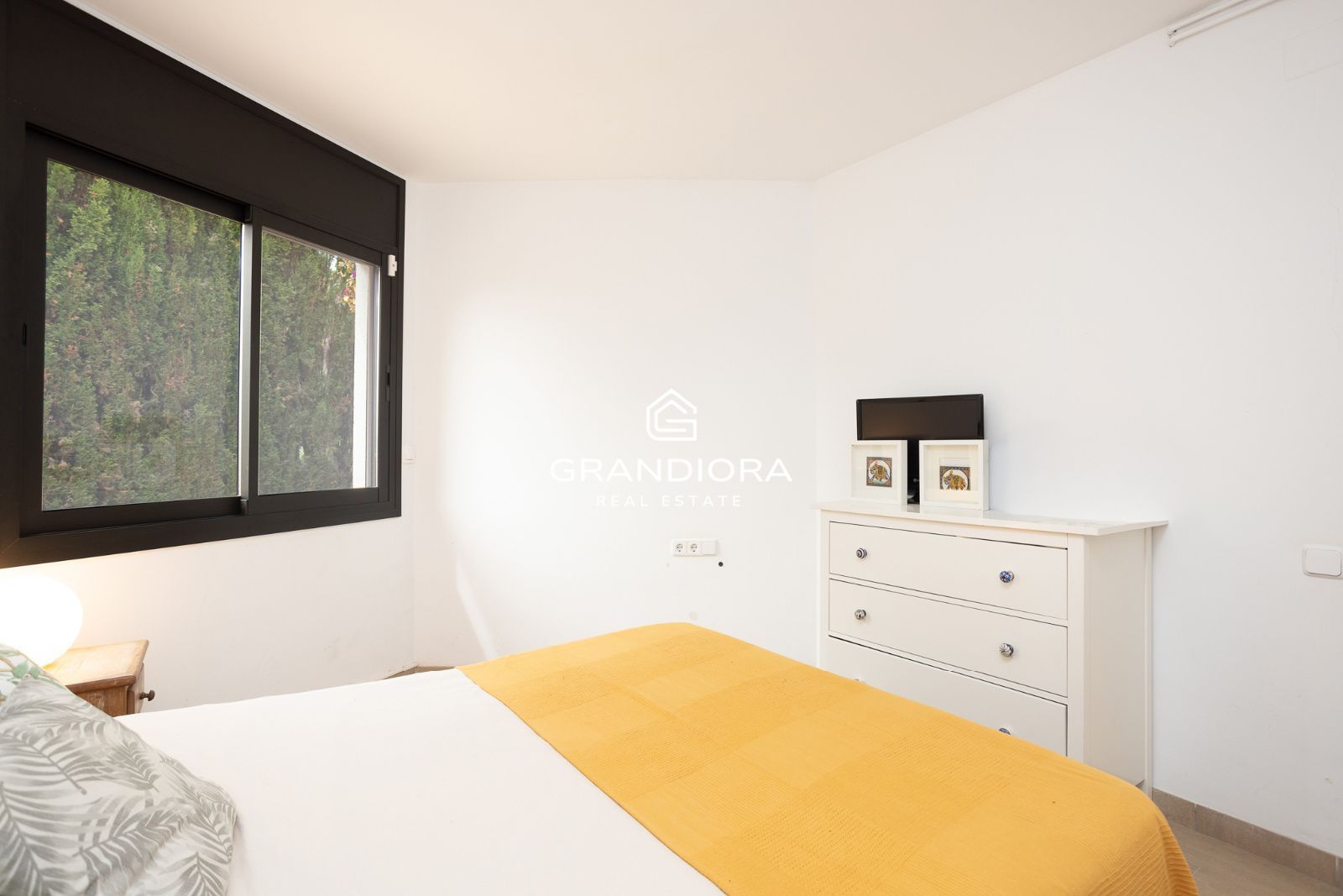 Casa familiar de 430 m² con piscina y jardín de 1.000 m² en Alella Parc - Imagen 40