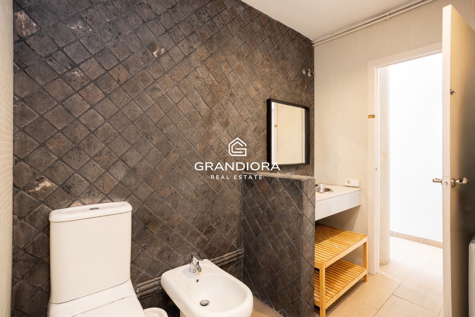 Casa familiar de 430 m² con piscina y jardín de 1.000 m² en Alella Parc - Imagen 42